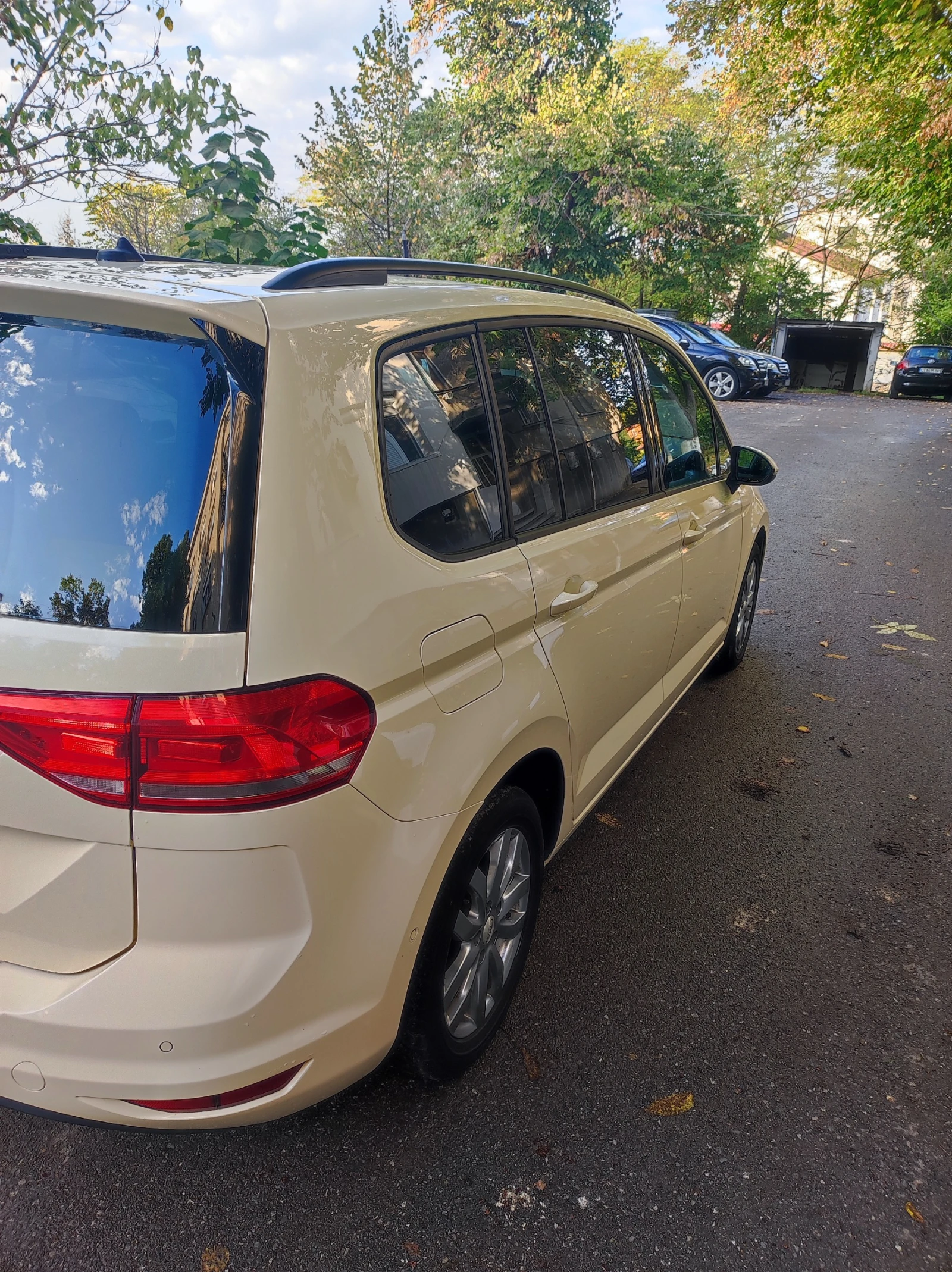 VW Touran, снимка 8 - Автомобили и джипове - 56615301