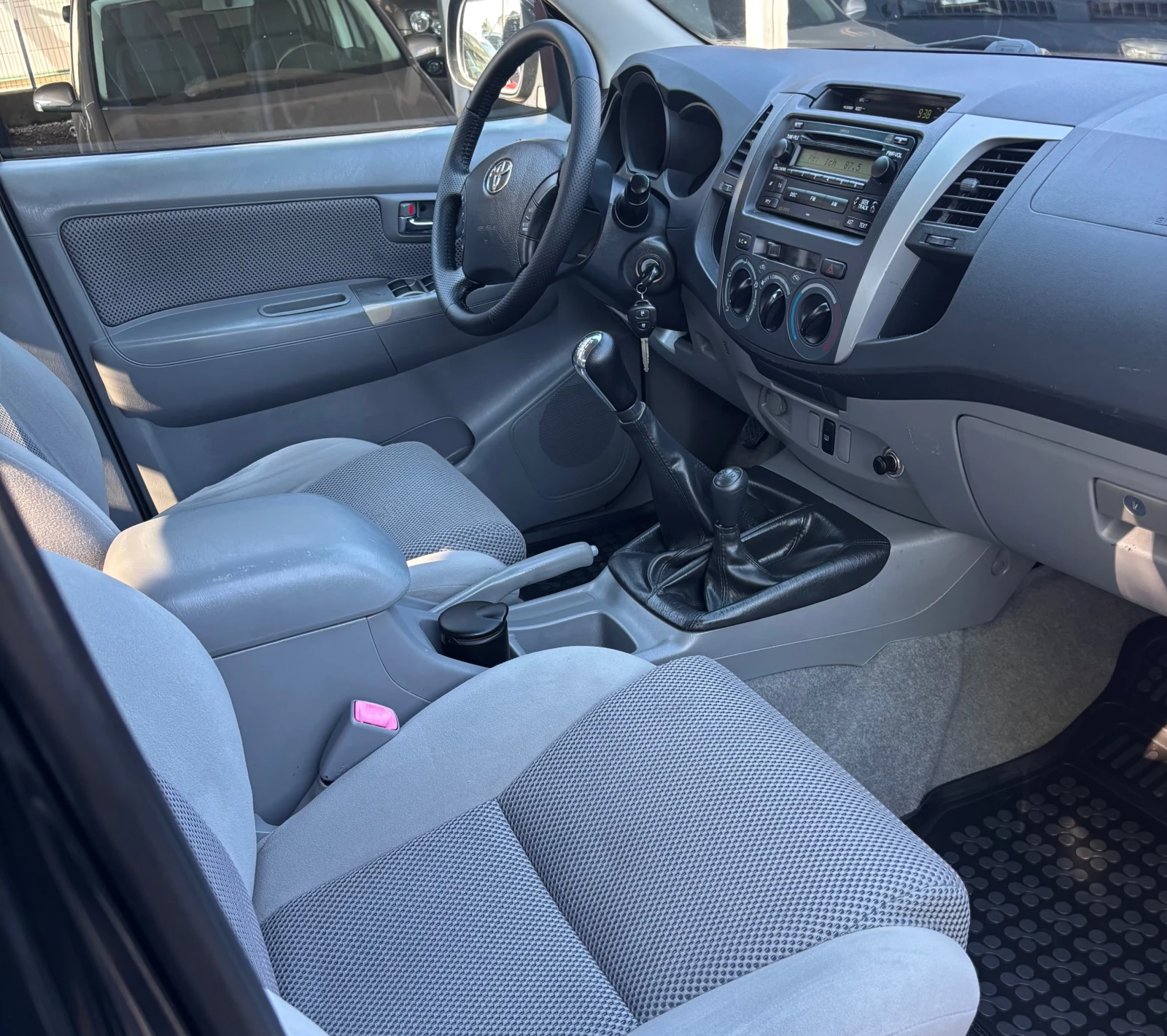Toyota Hilux 2.5 D-4D, снимка 10 - Автомобили и джипове - 55054603