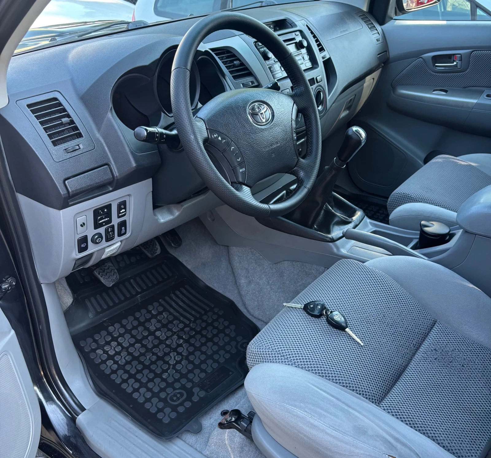 Toyota Hilux 2.5 D-4D, снимка 14 - Автомобили и джипове - 55054603