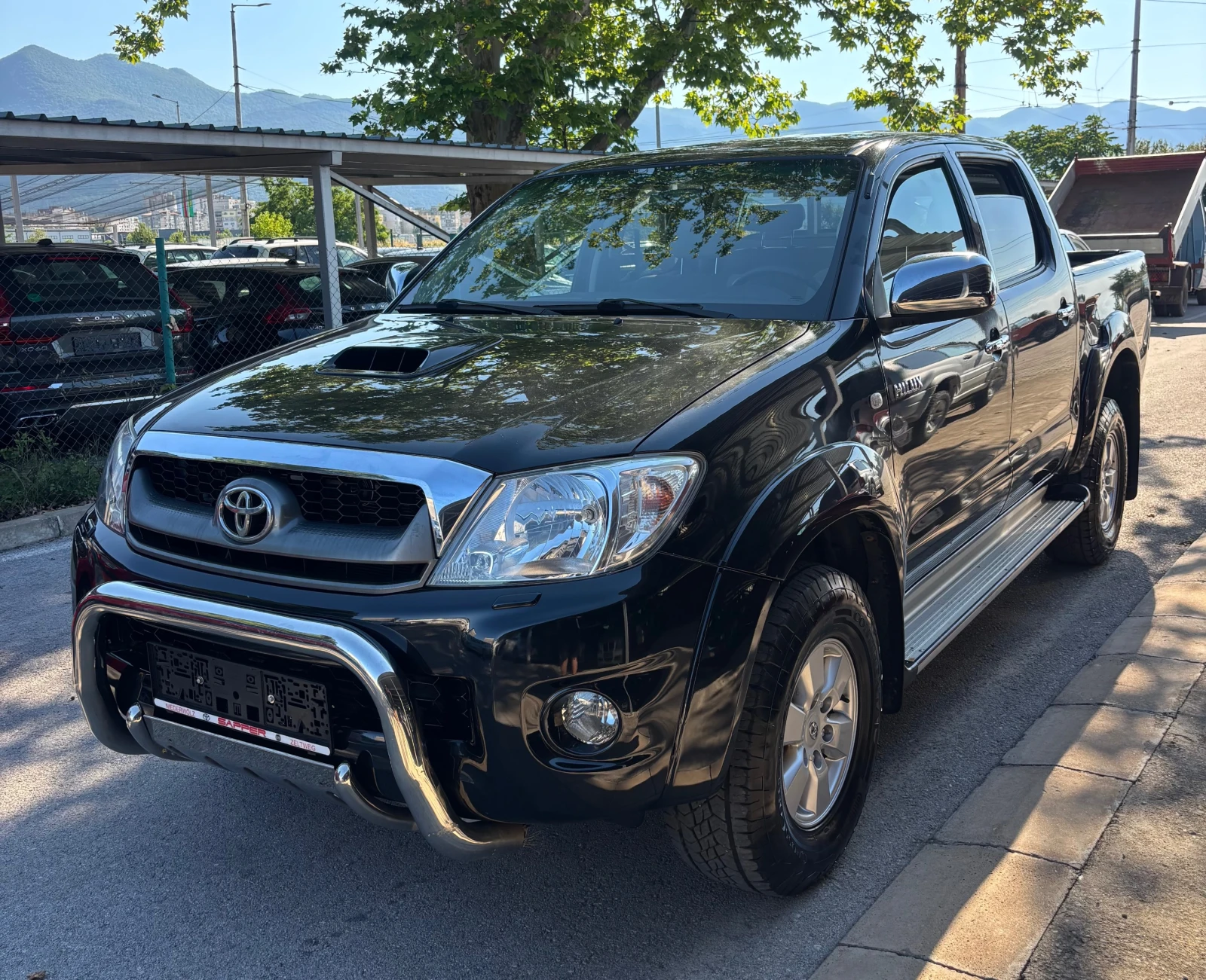 Toyota Hilux 2.5 D-4D, снимка 2 - Автомобили и джипове - 55054603