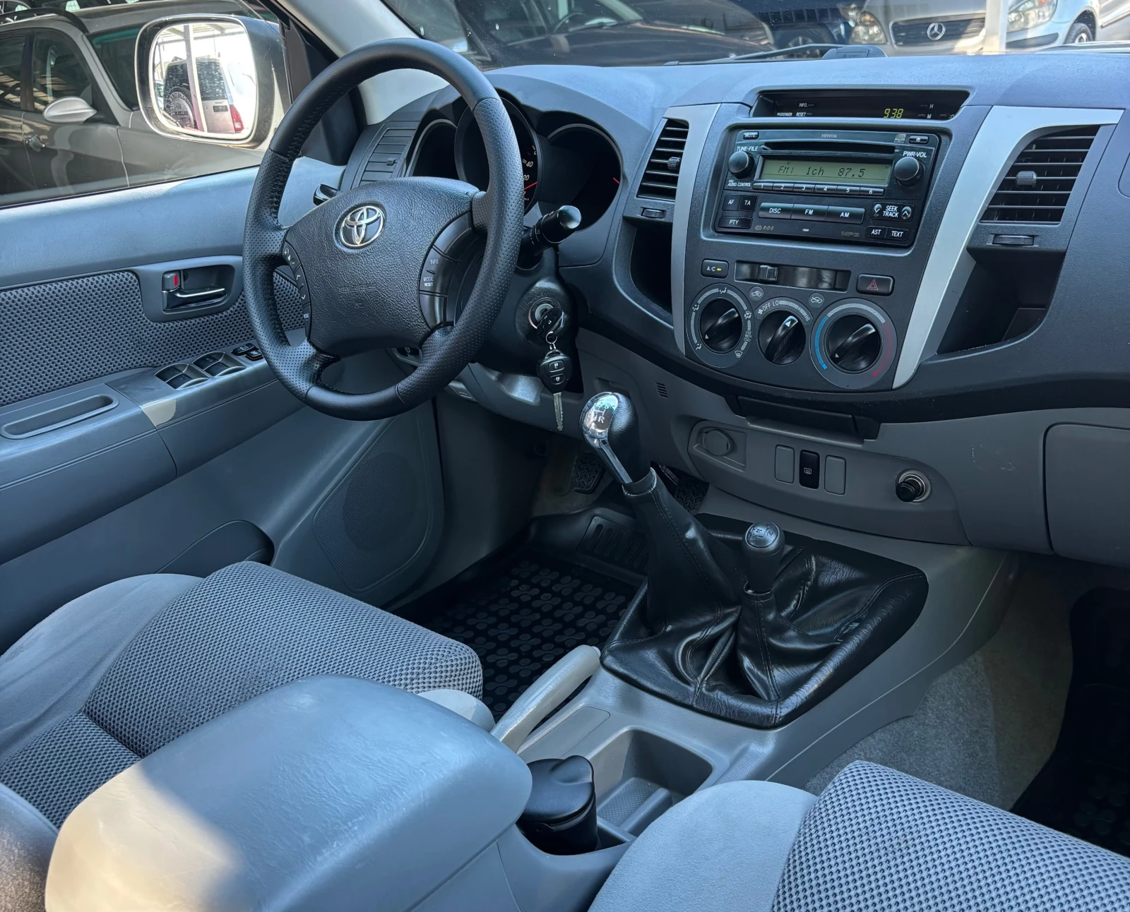 Toyota Hilux 2.5 D-4D, снимка 12 - Автомобили и джипове - 55054603