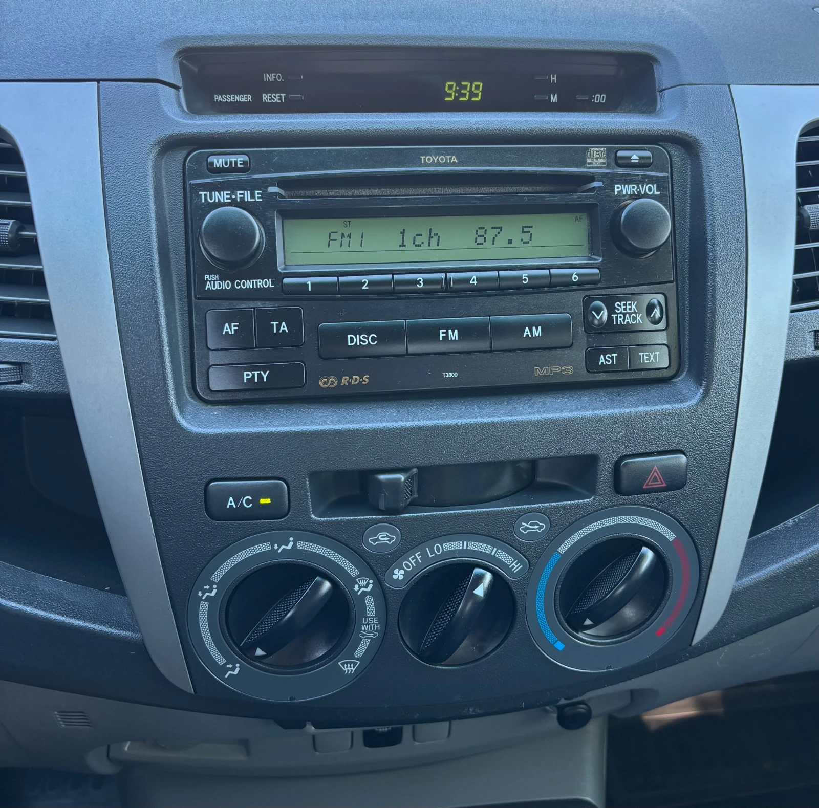 Toyota Hilux 2.5 D-4D, снимка 13 - Автомобили и джипове - 55054603
