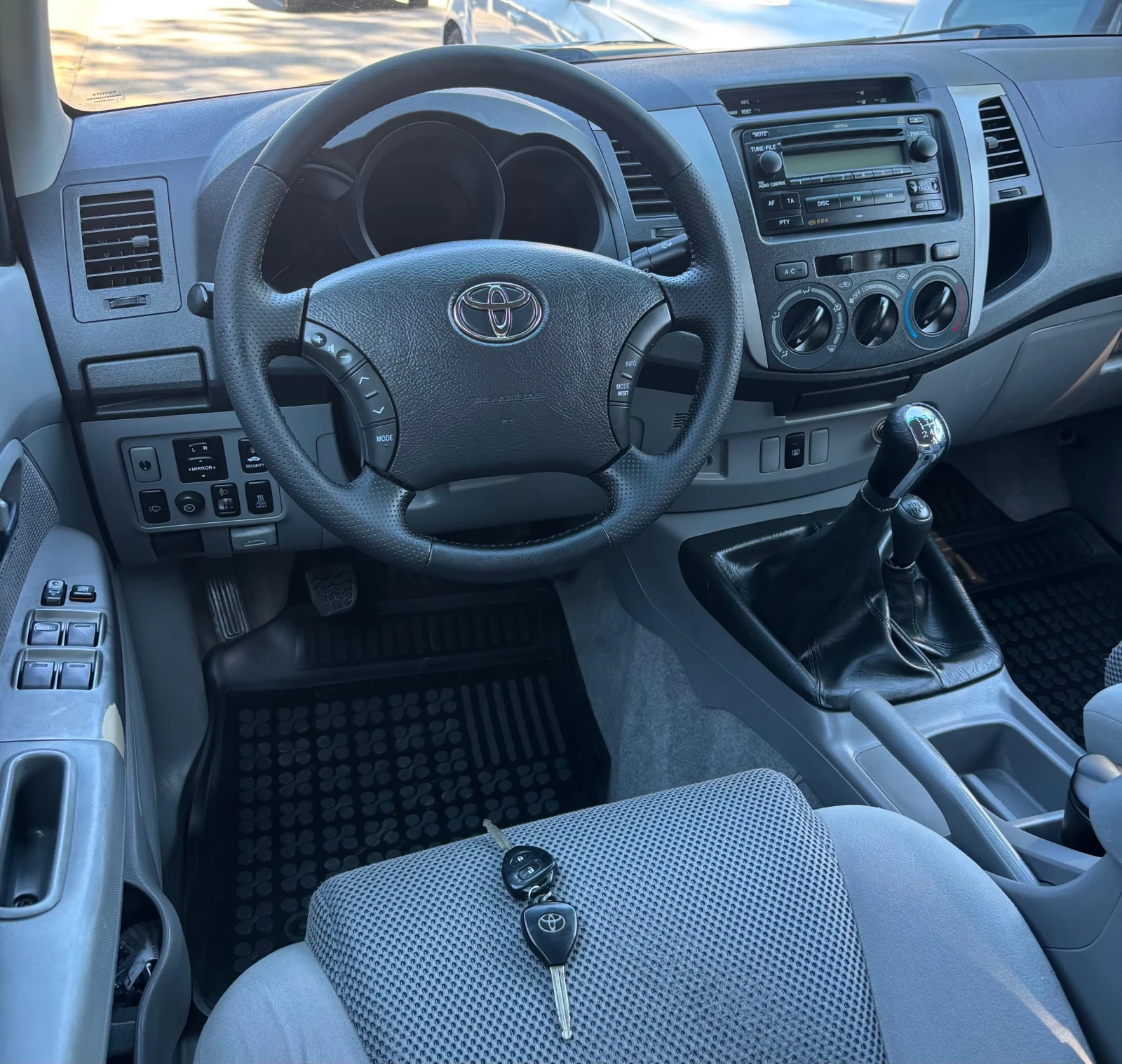 Toyota Hilux 2.5 D-4D, снимка 15 - Автомобили и джипове - 55054603