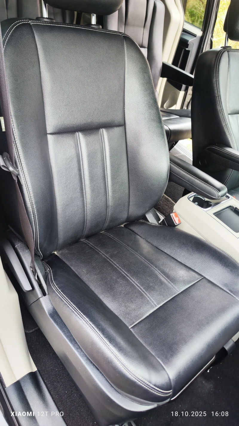 Chrysler Town and Country, снимка 13 - Автомобили и джипове - 52102523