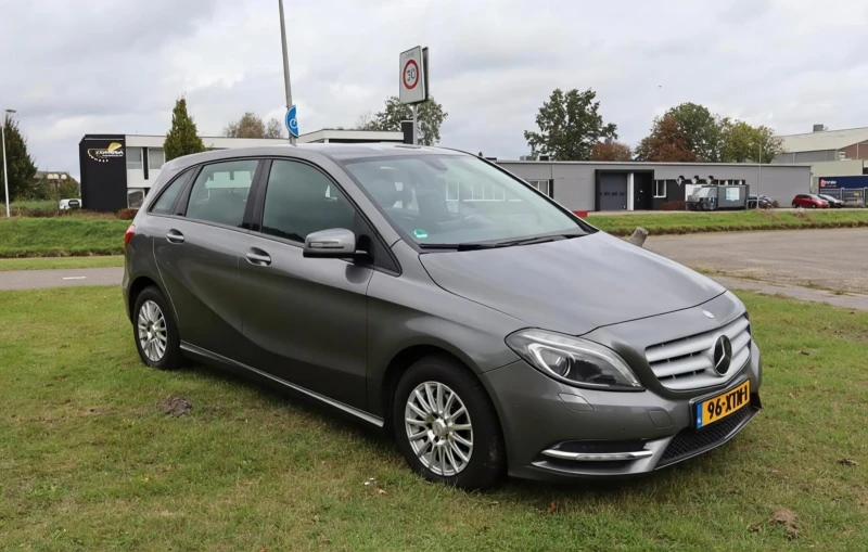 Mercedes-Benz B 180 Ambition avtomat , снимка 3 - Автомобили и джипове - 53494261