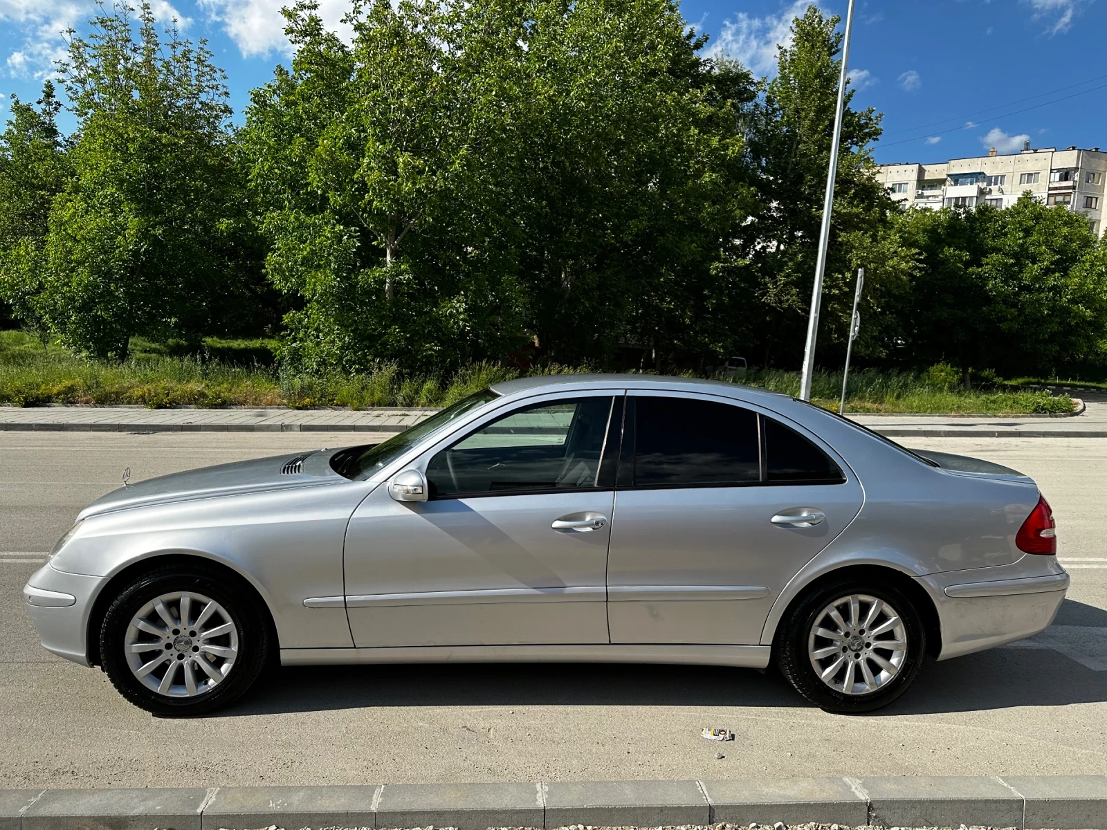 Mercedes-Benz E 220 Реални километри, всичко платено, обслужен  - изображение 5