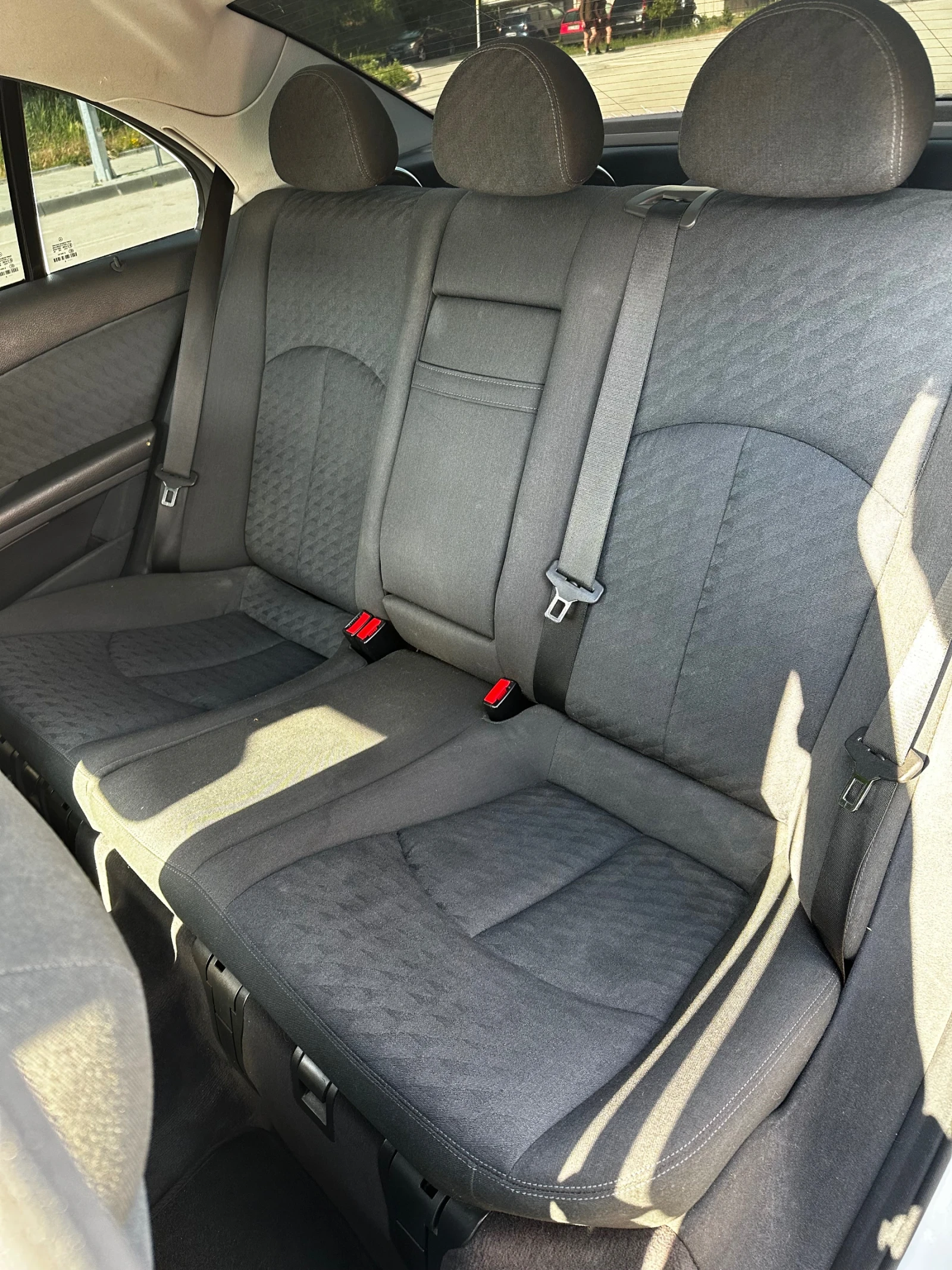 Mercedes-Benz E 220 Реални километри, всичко платено, обслужен  - изображение 10