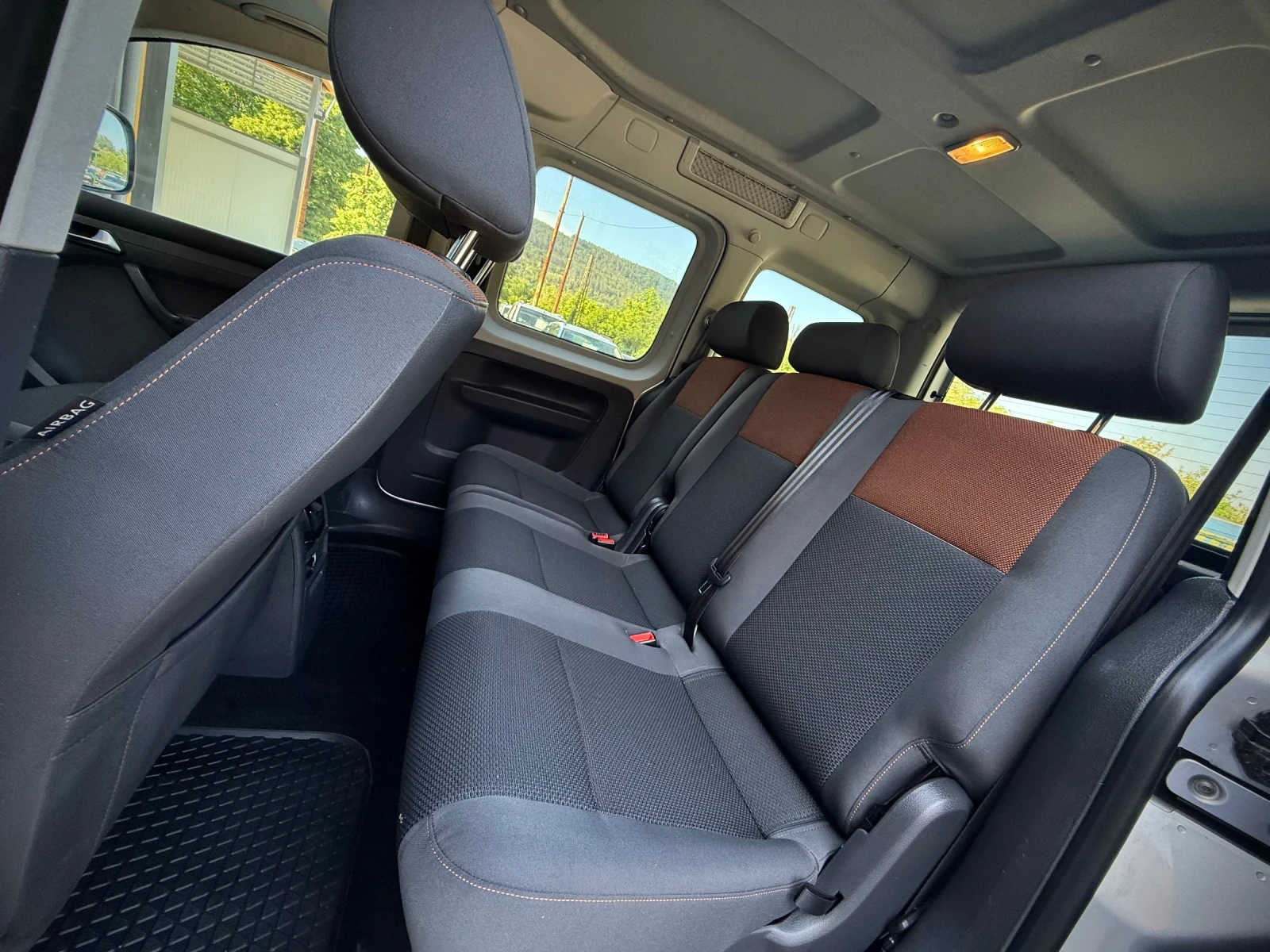 VW Caddy 1.6TDI * JAKO* NAVI* Обслужено* , снимка 8 - Автомобили и джипове - 54674539