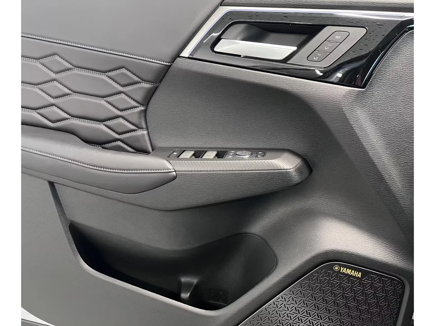 Mitsubishi Outlander 2.4PHEV/306HP/TOP/PANO/360/HUD/YAMAHA/202h, снимка 14 - Автомобили и джипове - 54371399