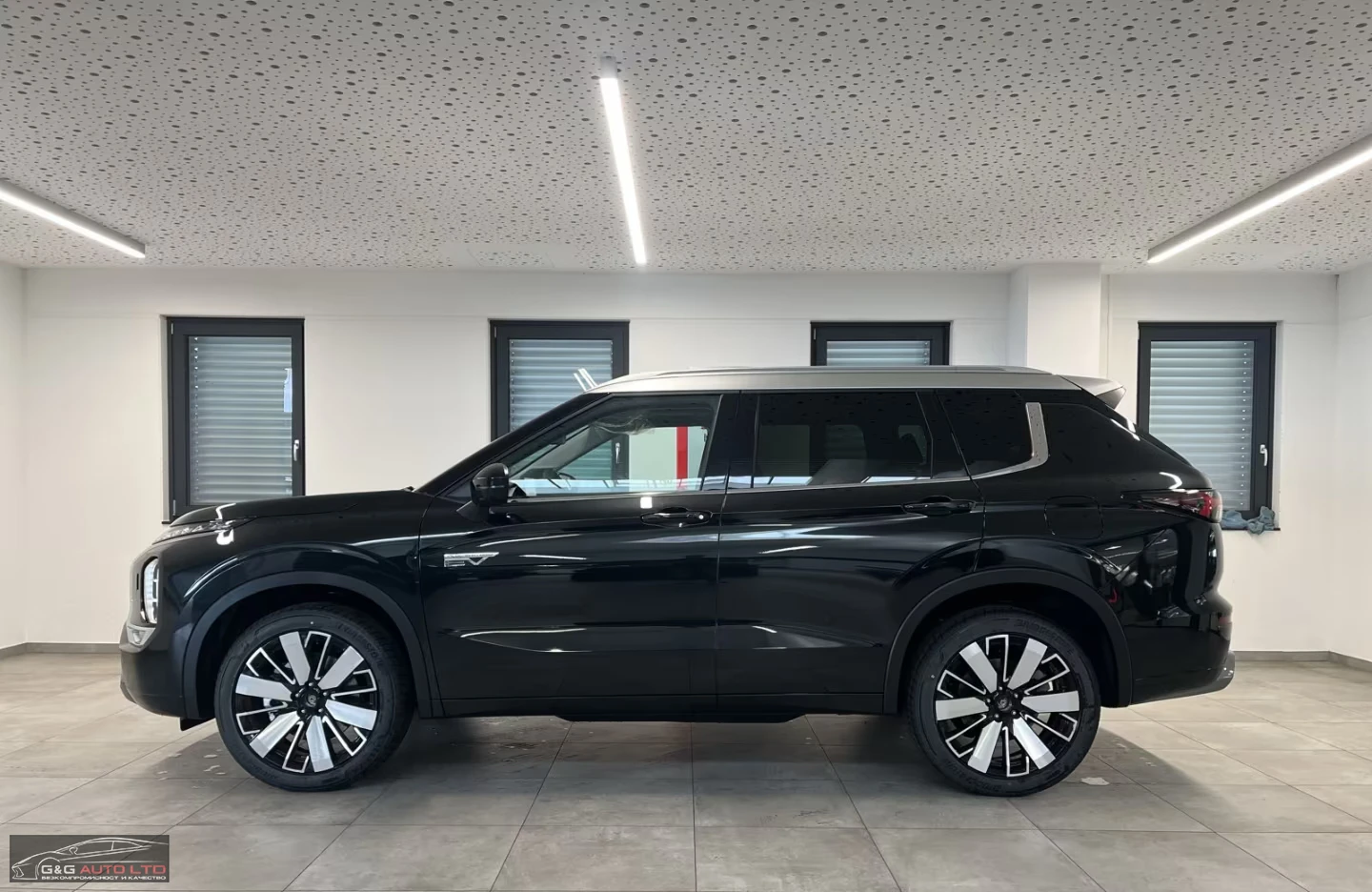 Mitsubishi Outlander 2.4PHEV/306HP/TOP/PANO/360/HUD/YAMAHA/202h, снимка 2 - Автомобили и джипове - 54371399