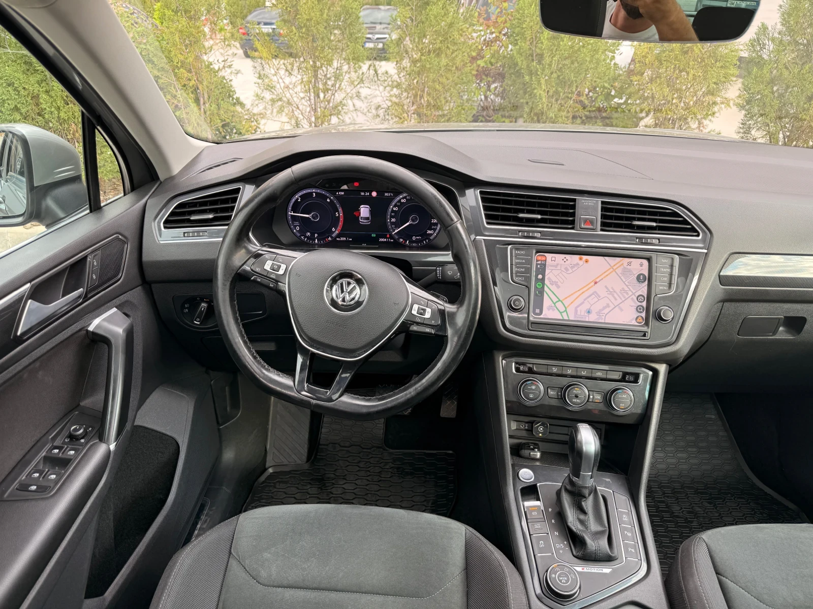 VW Tiguan 2.0TDI/4Motion/Assist/LED/Keyless/Pano, снимка 8 - Автомобили и джипове - 55191398