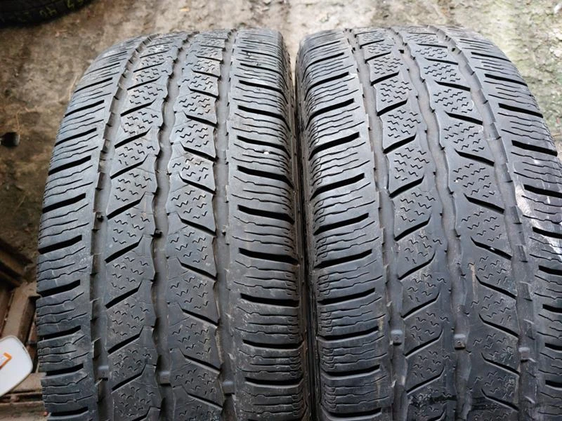 Гуми Зимни 235/65R16, снимка 1 - Гуми и джанти - 35972602