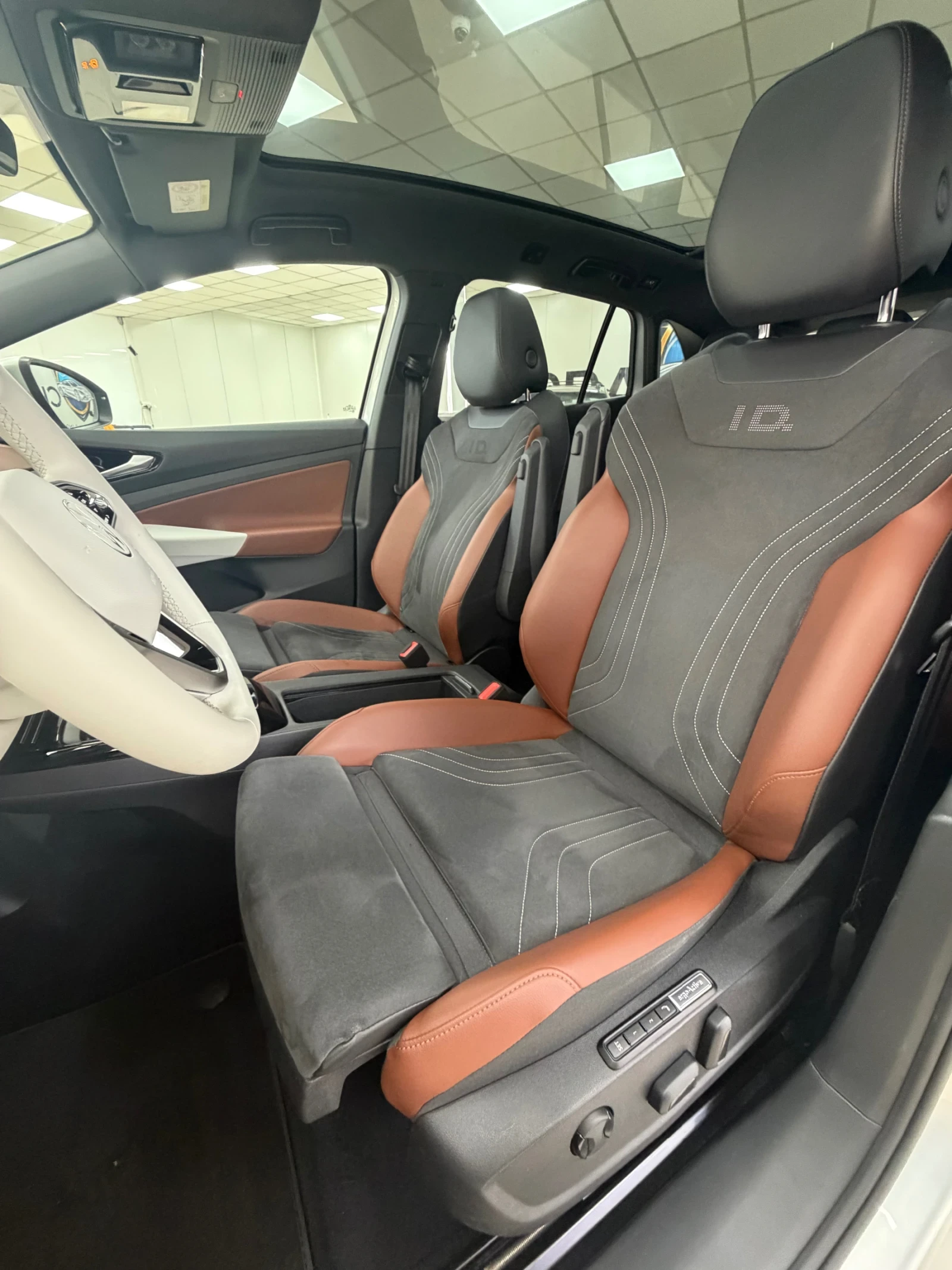 VW ID.4 Head-Up/MatrixLED| Панорама| 360 | ACC/Maсаж/Амбие, снимка 6 - Автомобили и джипове - 54423718