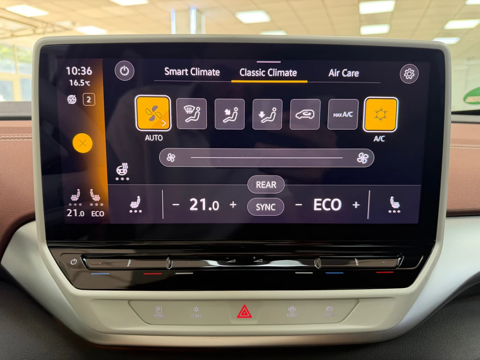 VW ID.4 Head-Up/MatrixLED| Панорама| 360 | ACC/Maсаж/Амбие, снимка 15 - Автомобили и джипове - 54423718