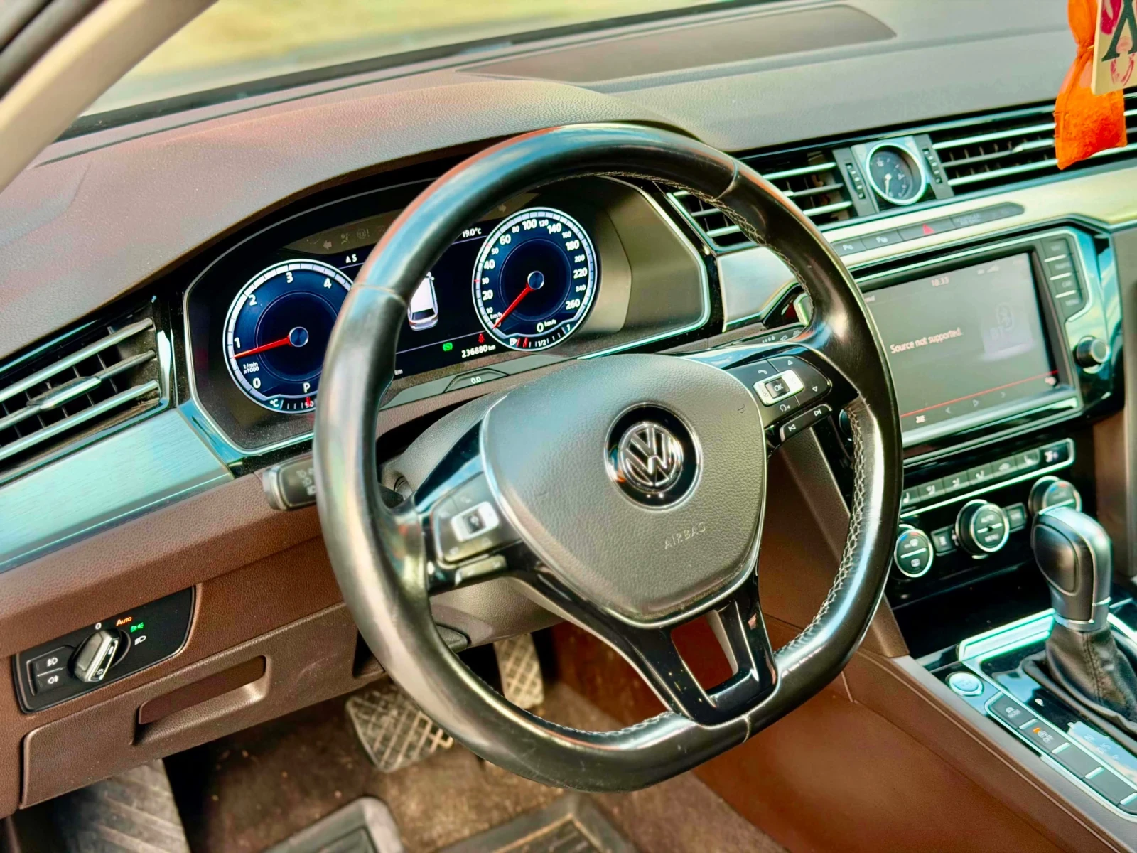 VW Passat 2.0TDI нов внос - перфектна, снимка 11 - Автомобили и джипове - 54654748