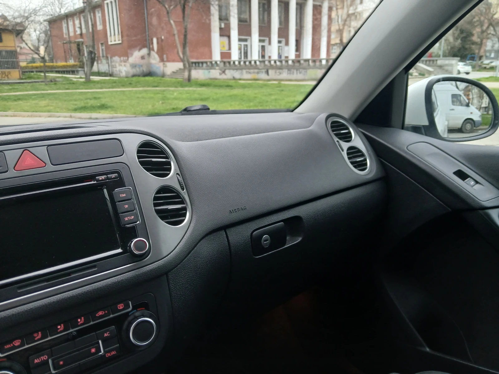 VW Tiguan, снимка 5 - Автомобили и джипове - 53971874