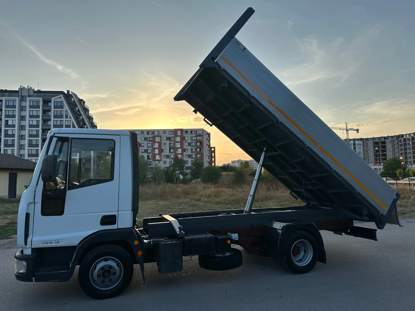 Iveco 75e15 3-стр самосвал - изображение 3