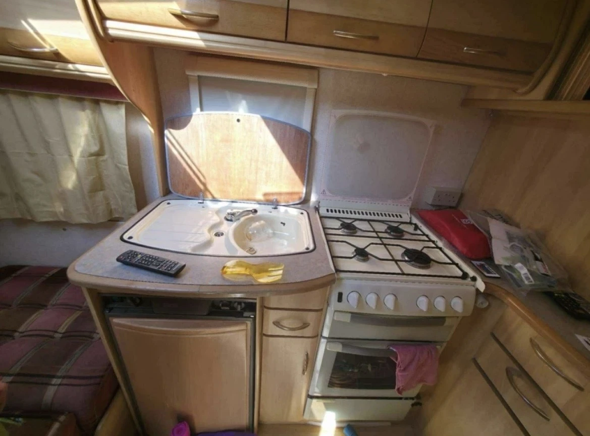 Каравана Eldis Eccles, снимка 5 - Каравани и кемпери - 53915446