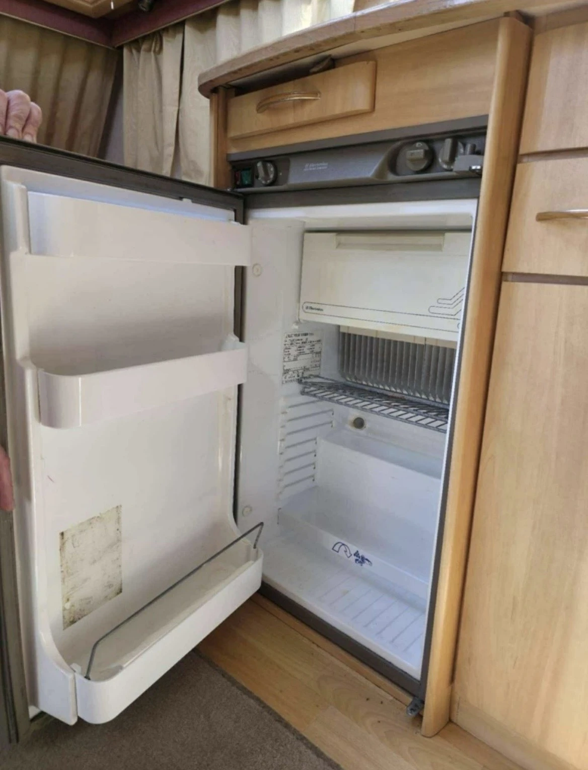 Каравана Eldis Eccles, снимка 10 - Каравани и кемпери - 53915446