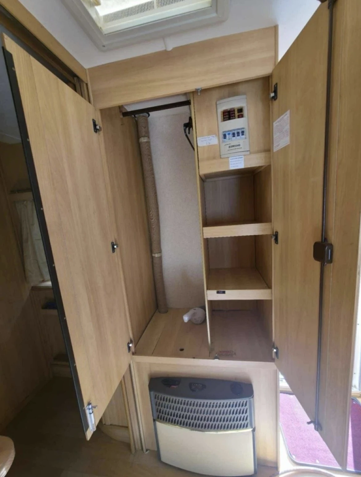 Каравана Eldis Eccles, снимка 9 - Каравани и кемпери - 53915446