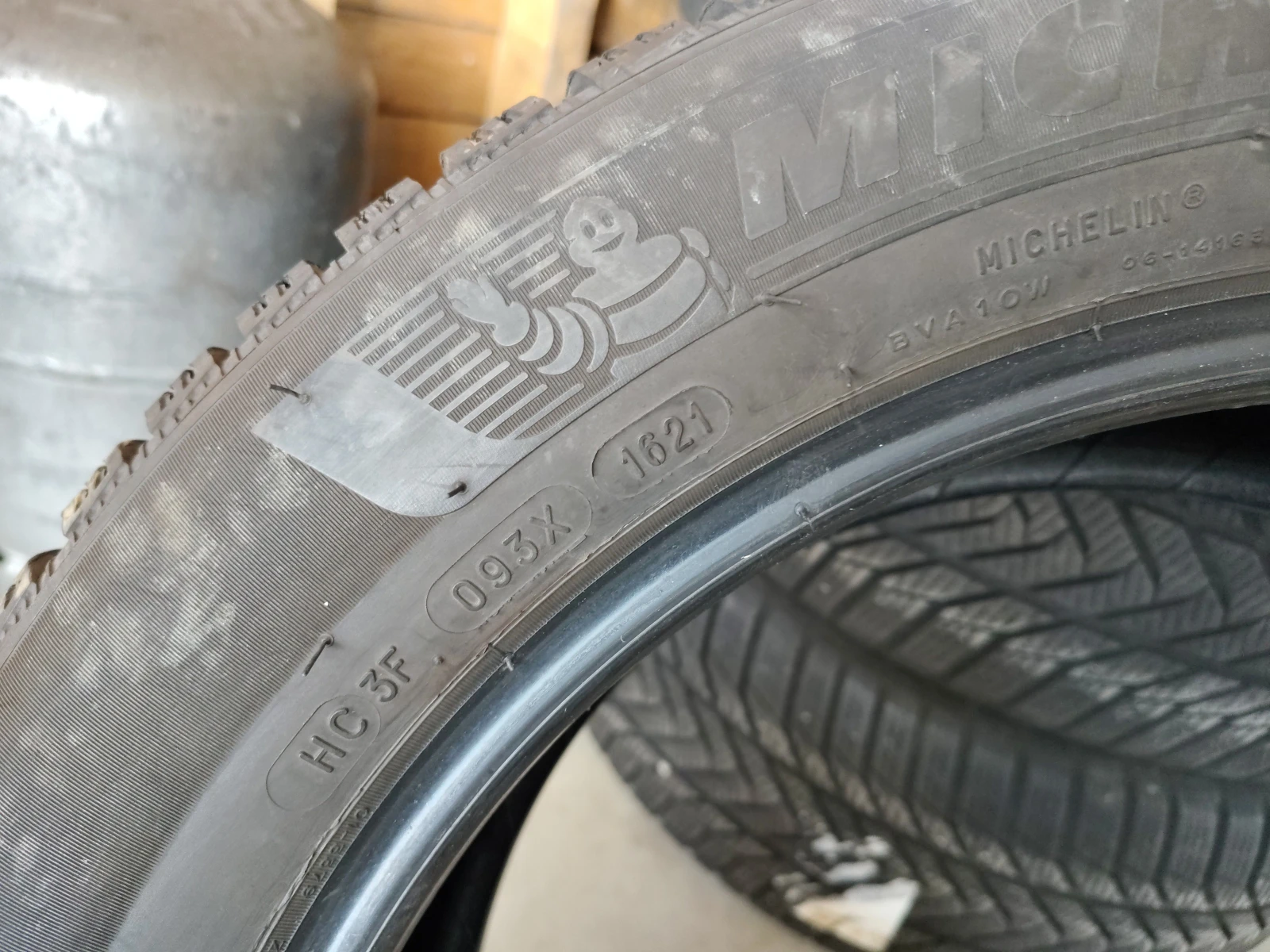 Гуми Зимни 215/55R17, снимка 8 - Гуми и джанти - 55845580