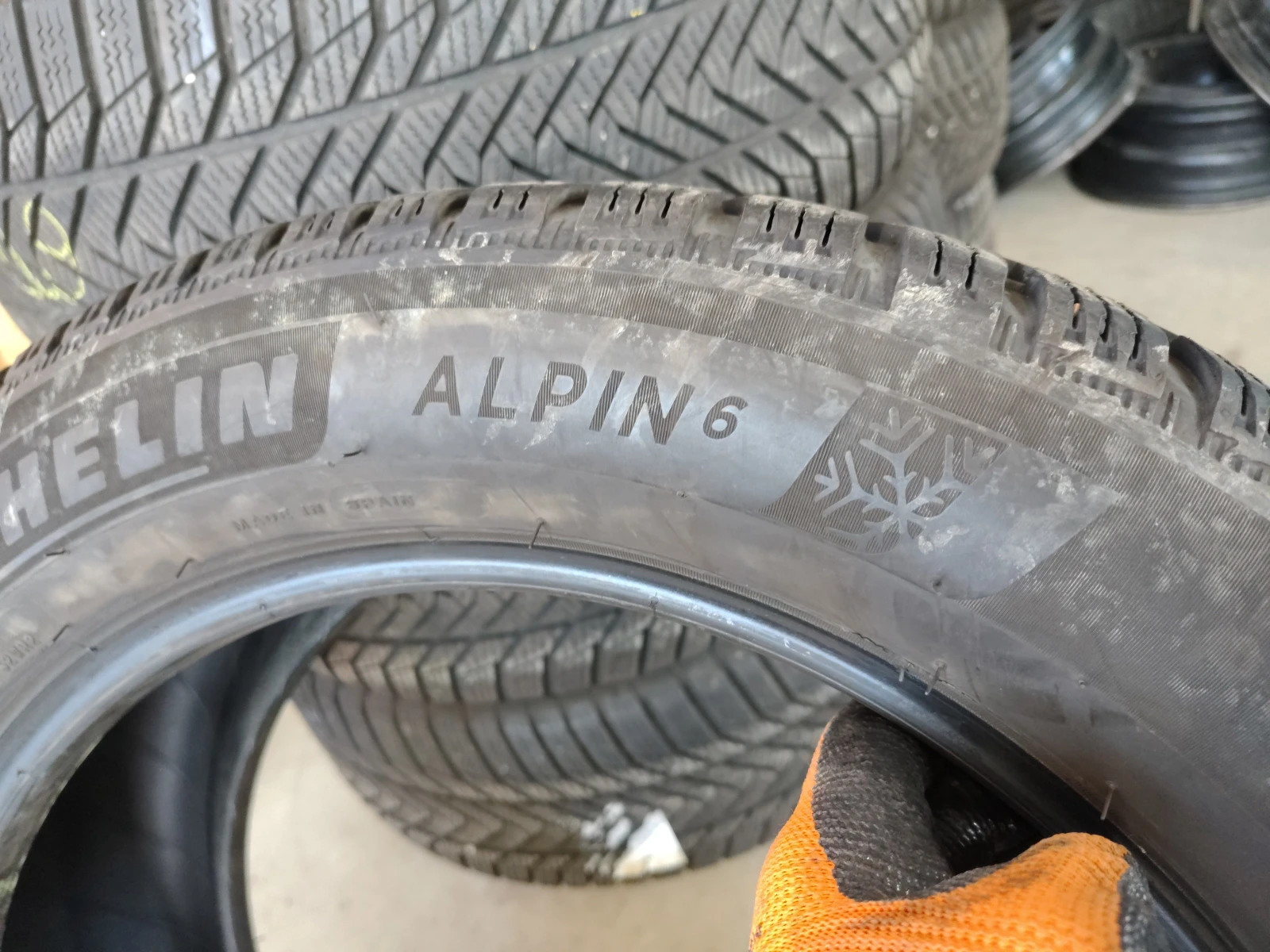 Гуми Зимни 215/55R17, снимка 6 - Гуми и джанти - 55845580