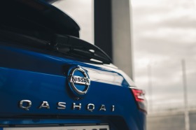 Nissan Qashqai Tekna + зимни гуми, снимка 5 - Автомобили и джипове - 42975698