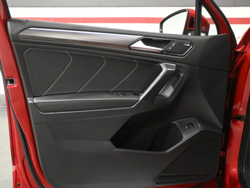 VW Tiguan Highline R-Line 4Motion, снимка 10 - Автомобили и джипове - 53506365