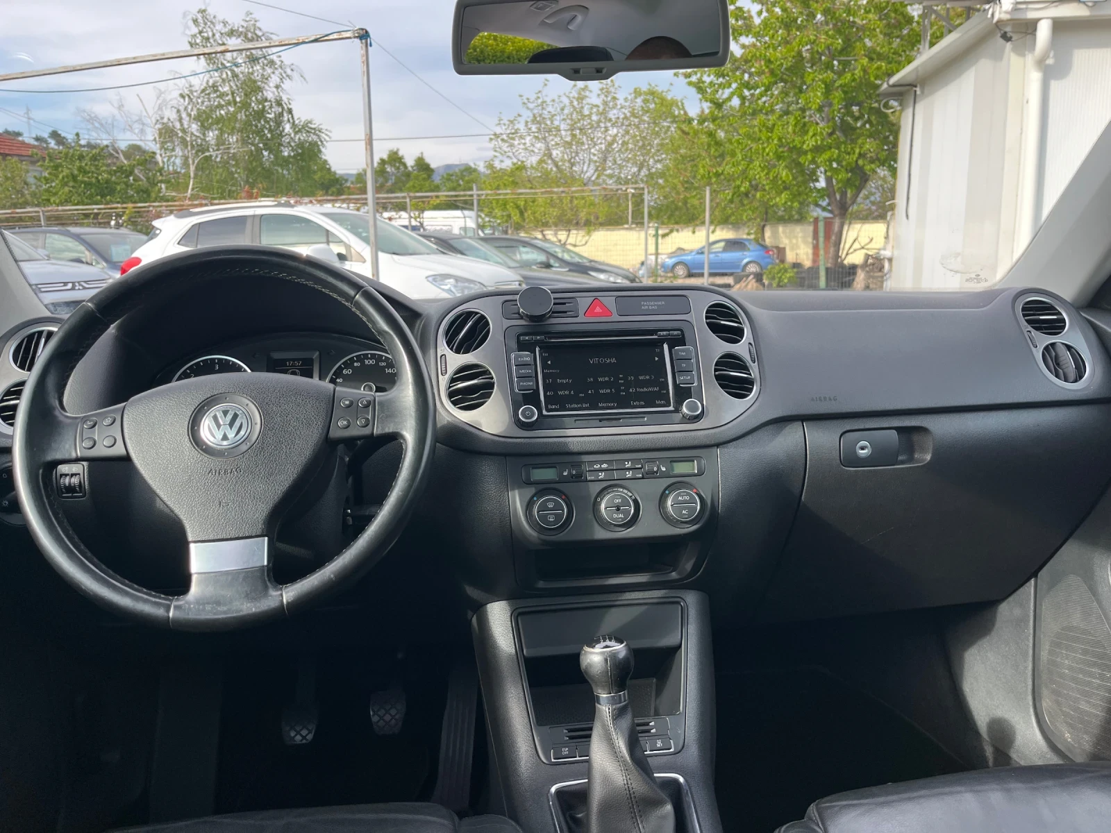 VW Tiguan 2.0TDI Sport Panorama, снимка 11 - Автомобили и джипове - 54415808