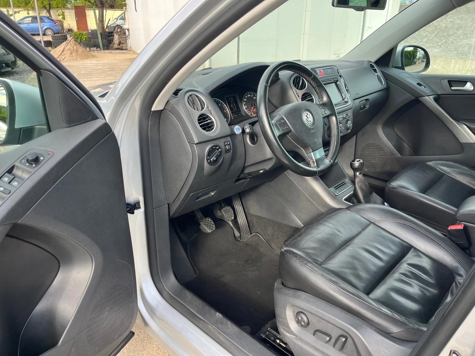 VW Tiguan 2.0TDI Sport Panorama, снимка 7 - Автомобили и джипове - 54415808