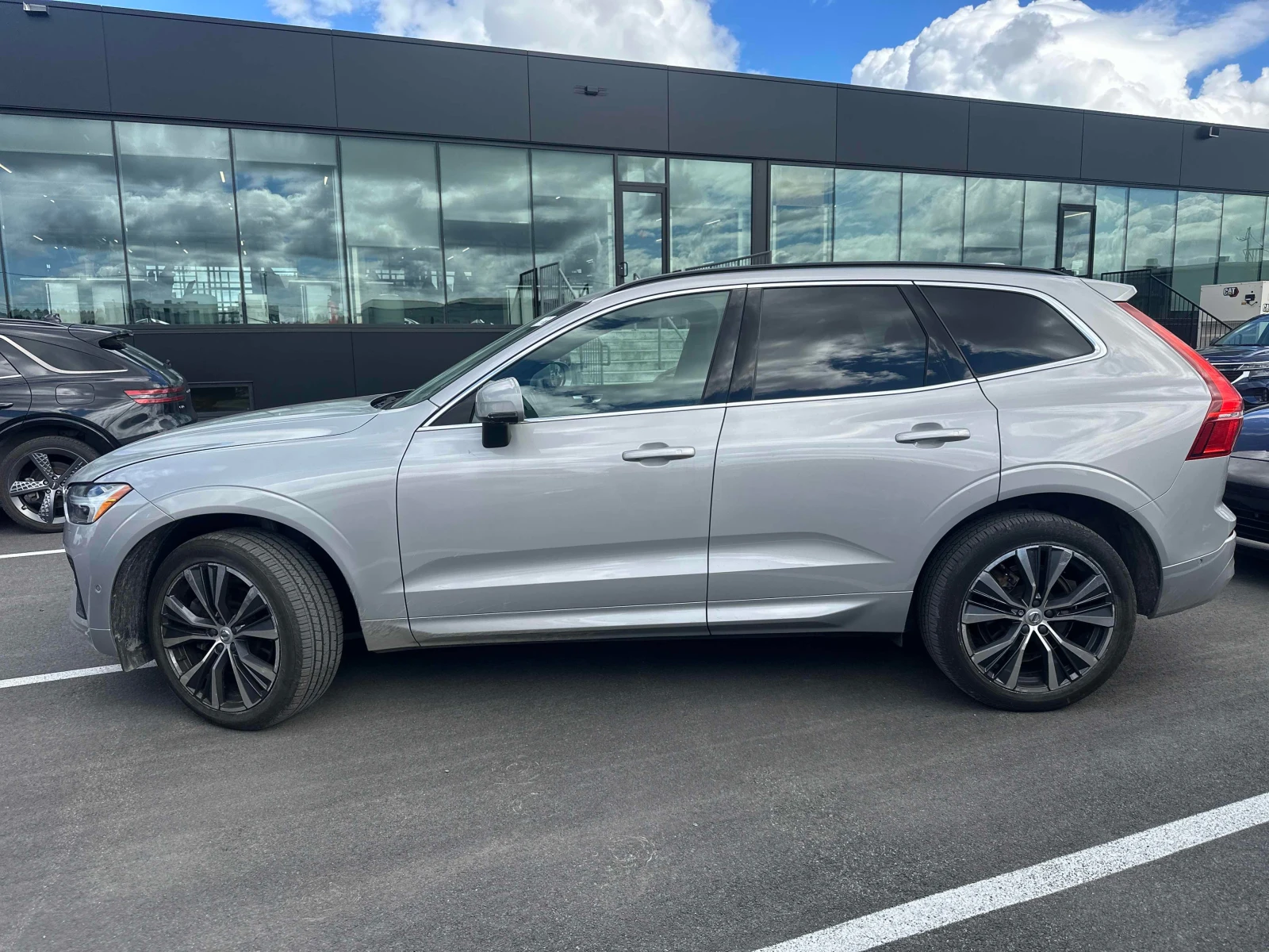 Volvo XC60 Momentum / CARFAX / DISTRONIK / 360, снимка 2 - Автомобили и джипове - 55912641