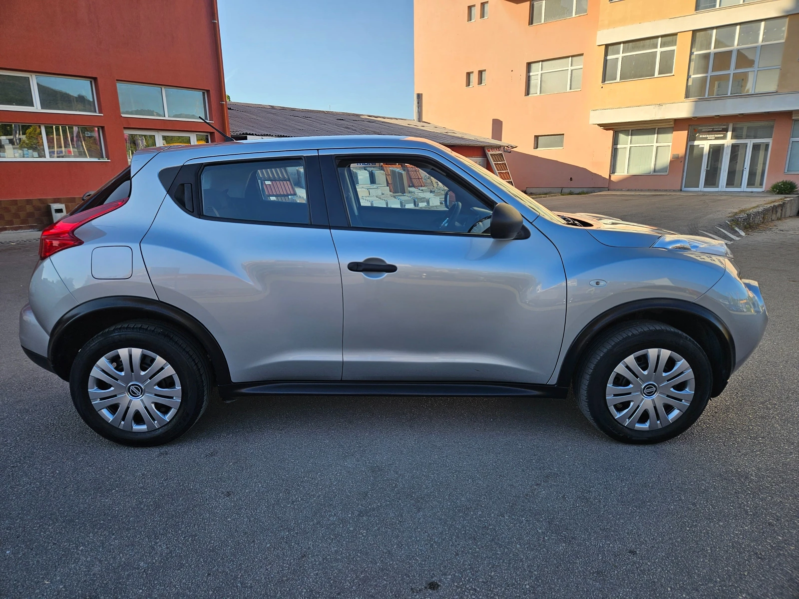 Nissan Juke 1.6i Газ BRC ТОП СЪСТОЯНИЕ  РЕАЛНИ КИЛОМЕТРИ , снимка 3 - Автомобили и джипове - 56011014