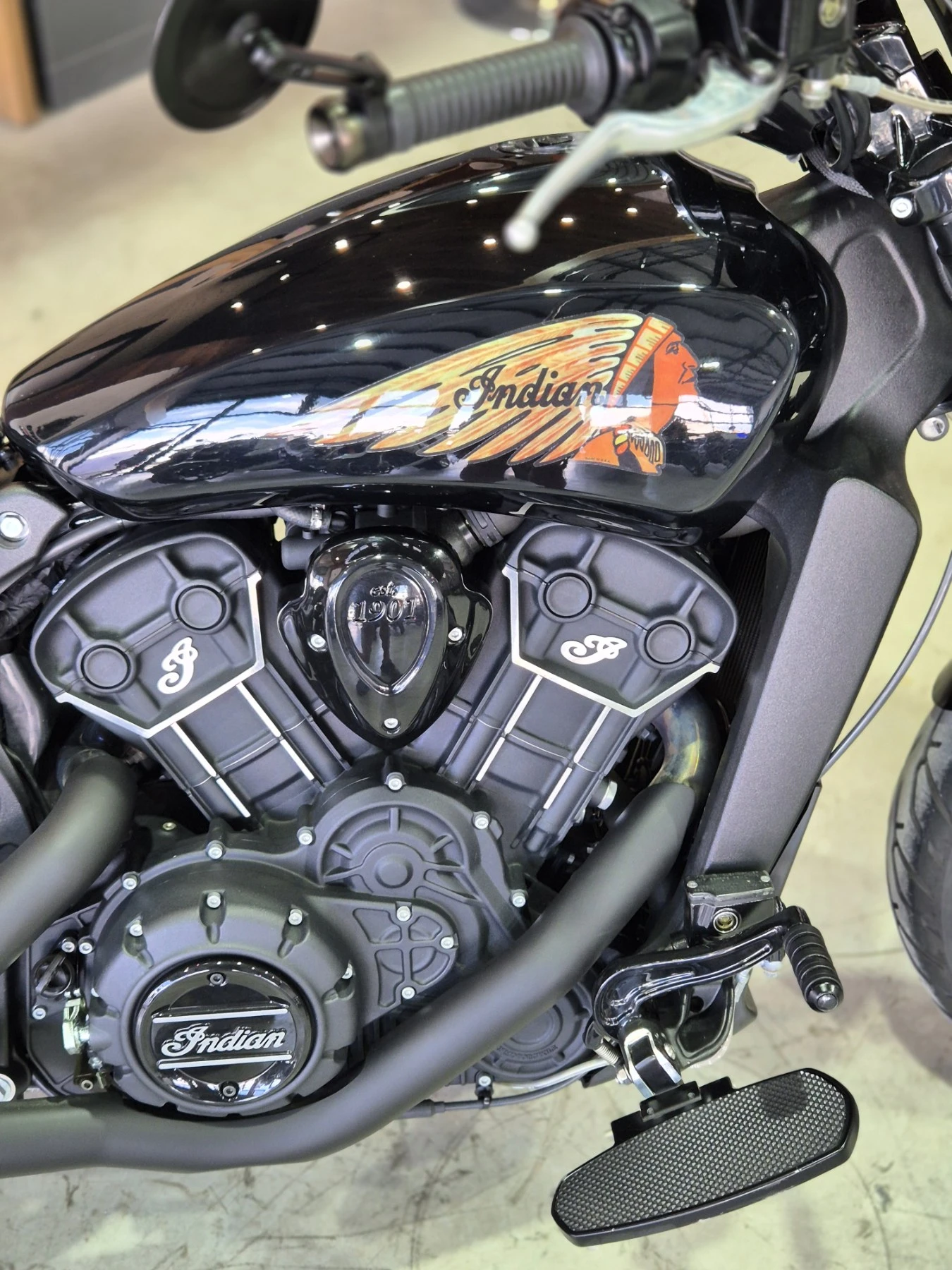 Indian Scout Sixty 16000км!!! Нов внос от ШВЕЙЦАРИЯ!!!, снимка 11 - Мотоциклети и мототехника - 55223646
