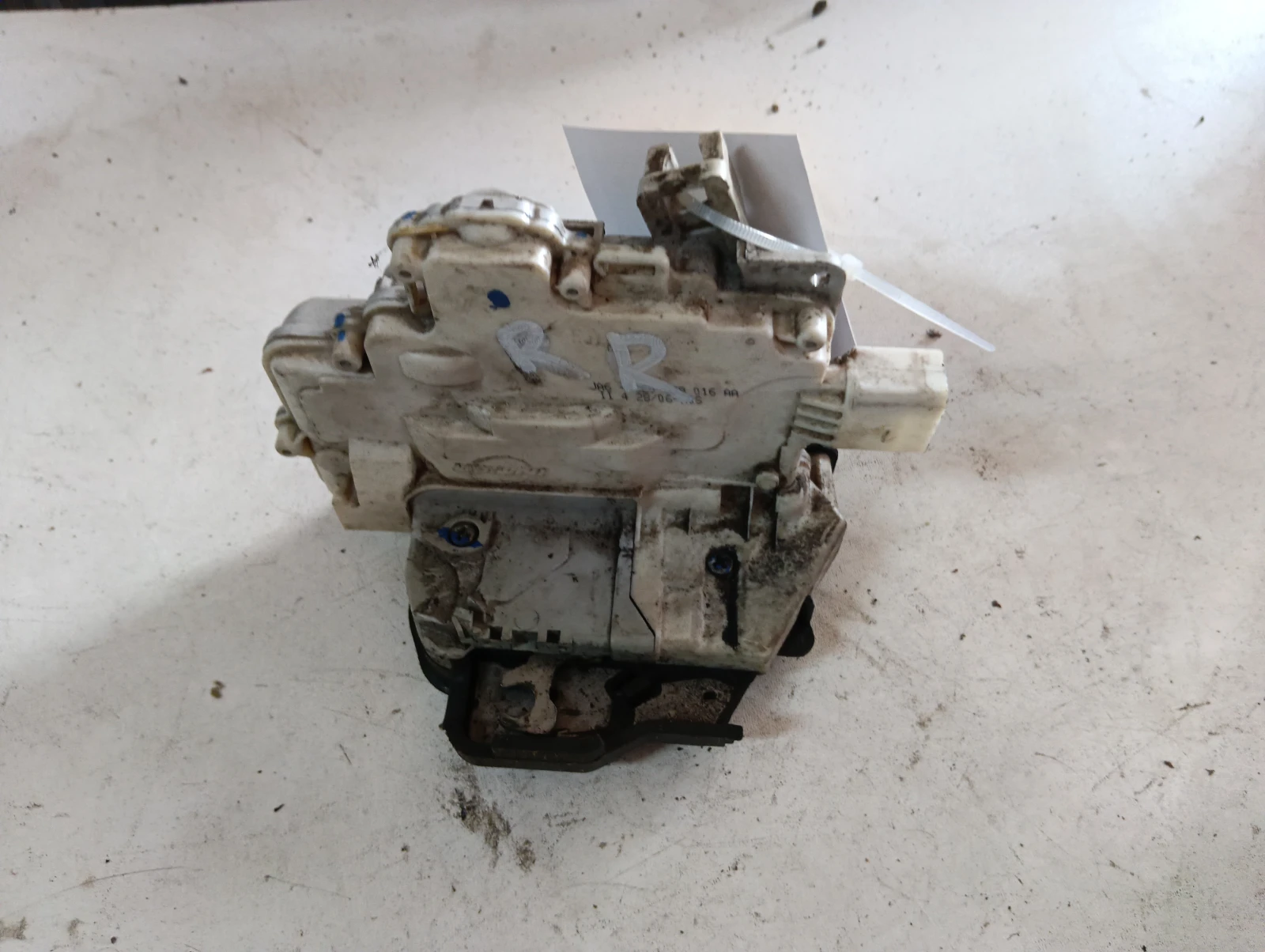 брава (задна дясна) 8E0839016AA Audi A4