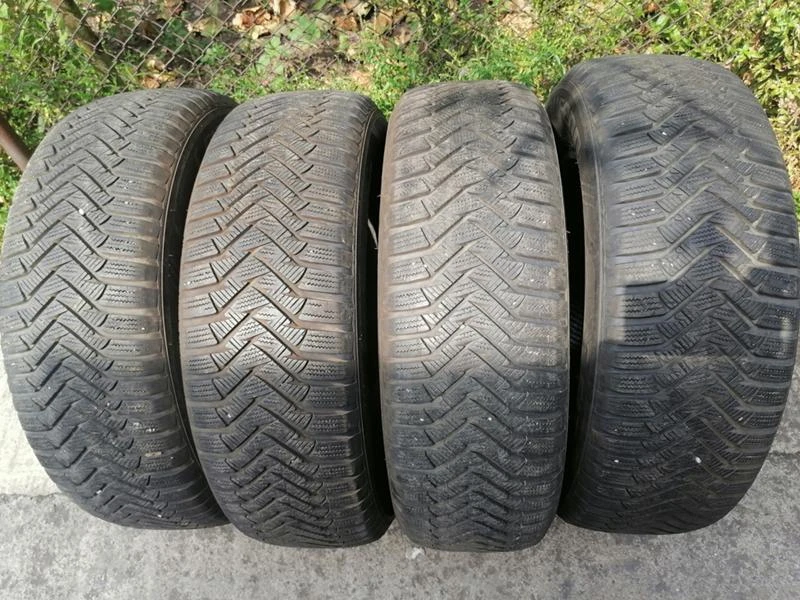 Гуми Зимни 235/65R17, снимка 1 - Гуми и джанти - 29589860