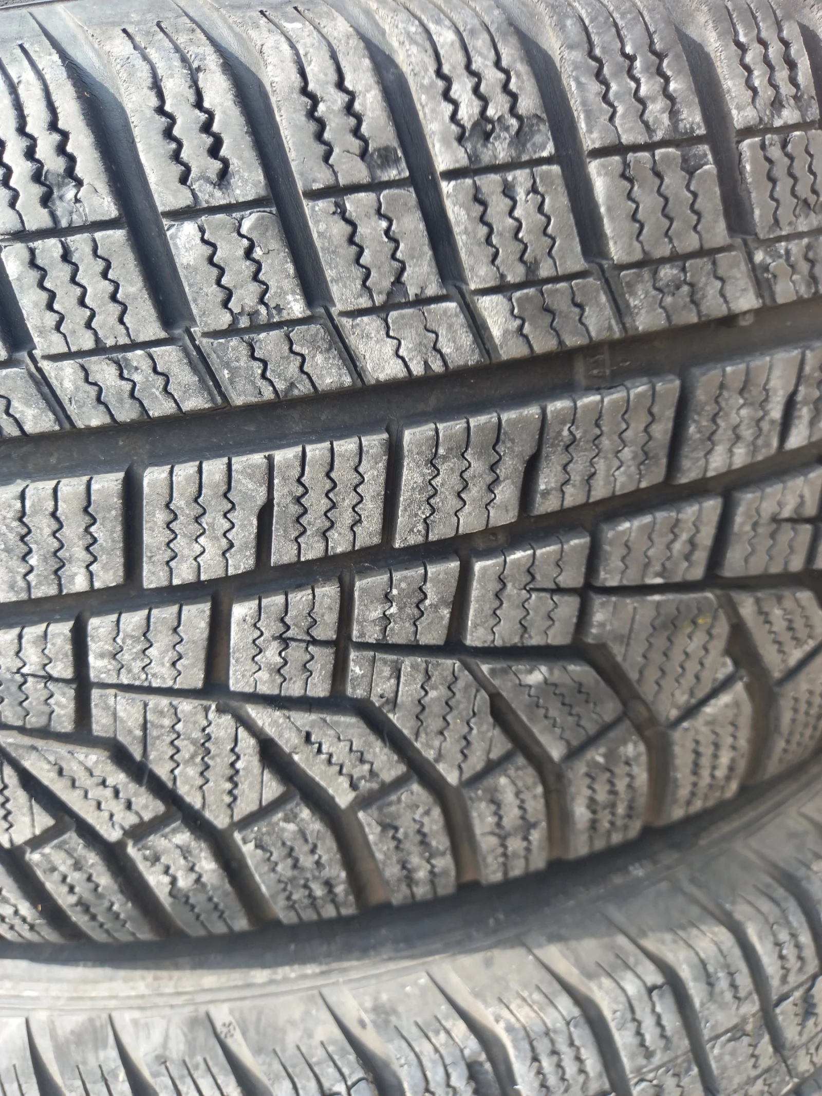 Гуми Зимни 225/55R19, снимка 4 - Гуми и джанти - 54944982