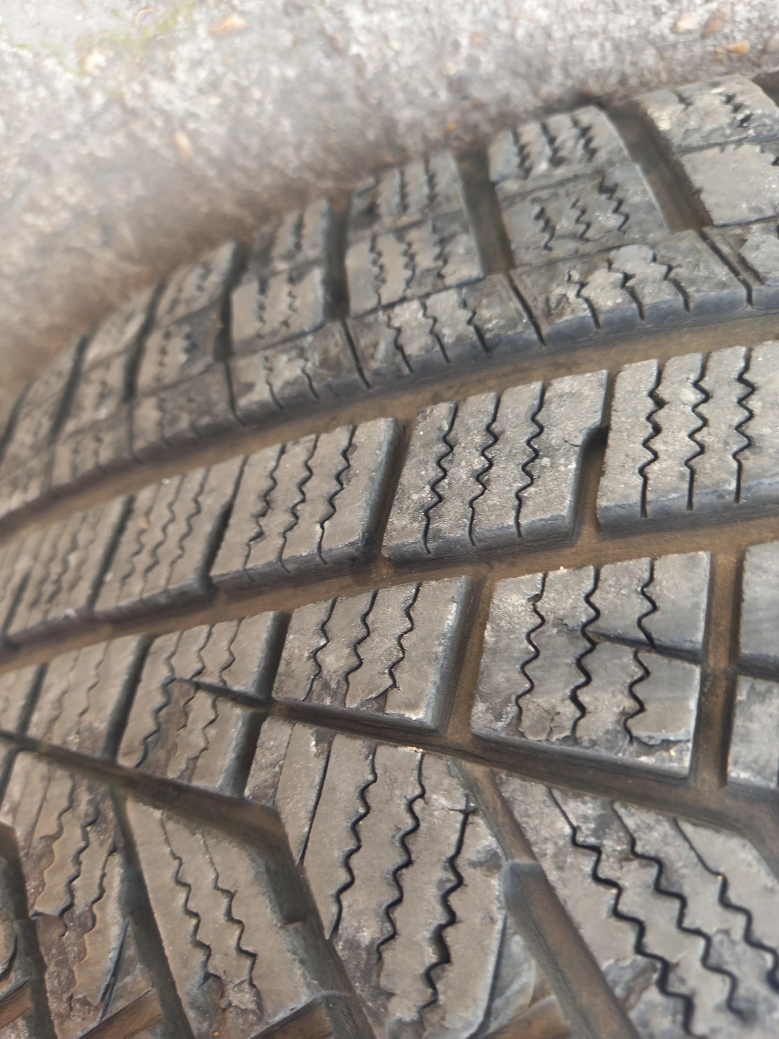 Гуми Зимни 225/55R19, снимка 2 - Гуми и джанти - 54944982