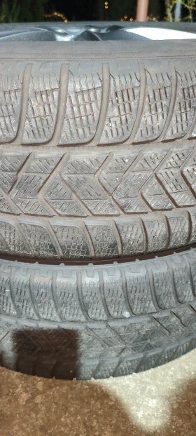Гуми Зимни 235/60R18, снимка 2 - Гуми и джанти - 52550019