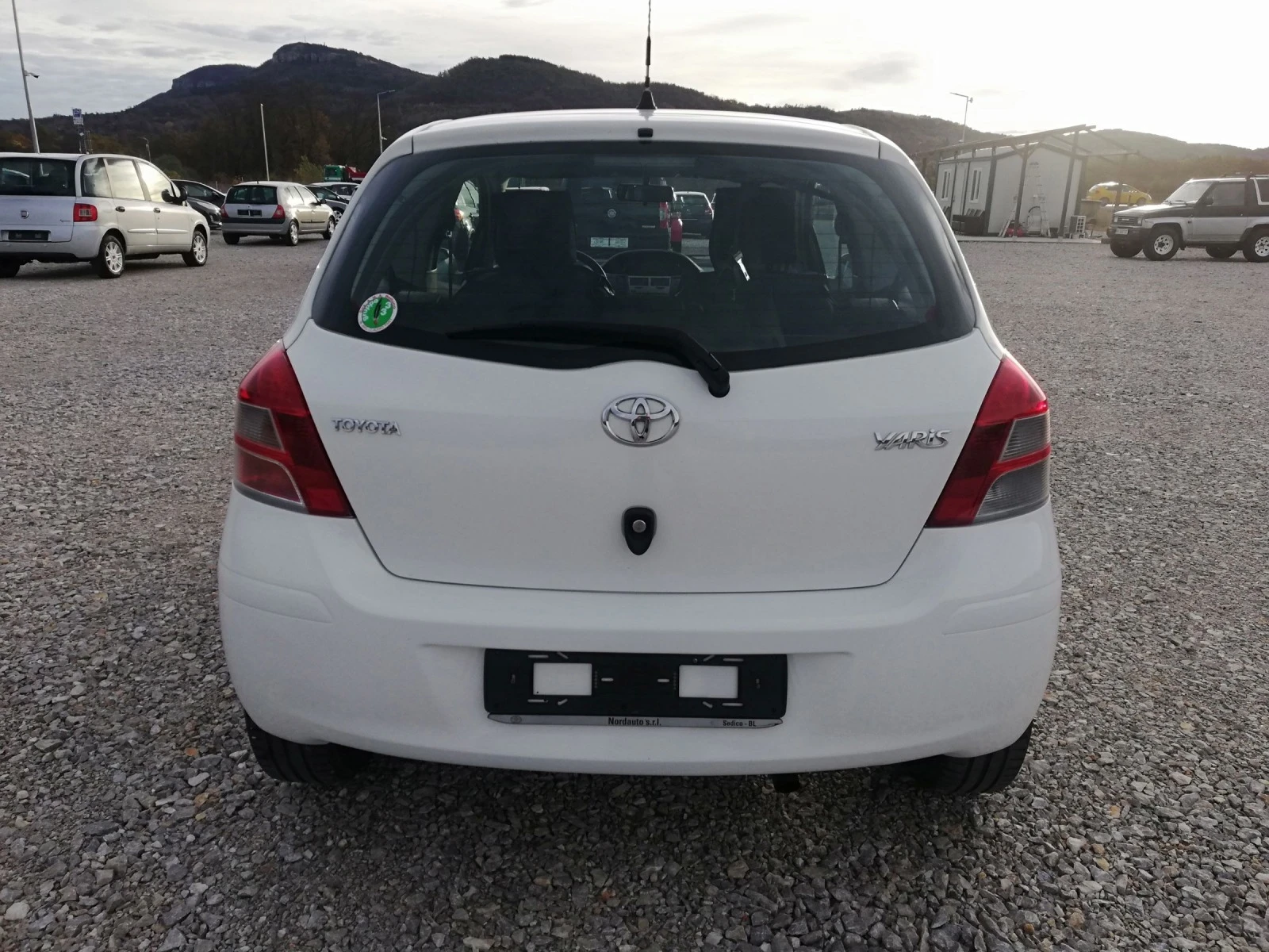 Toyota Yaris 1.3i kli italia - изображение 5