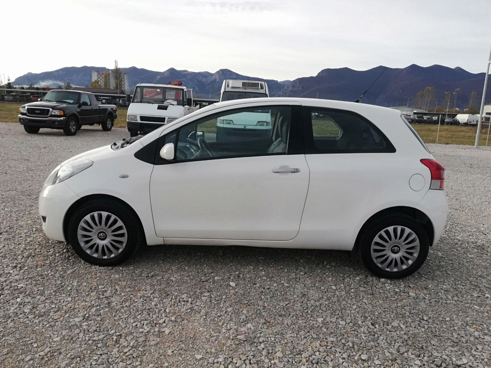 Toyota Yaris 1.3i kli italia - изображение 3