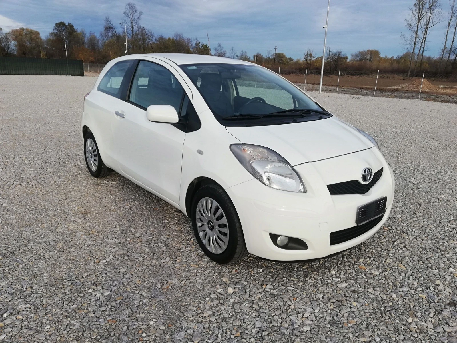 Toyota Yaris 1.3i kli italia - изображение 8