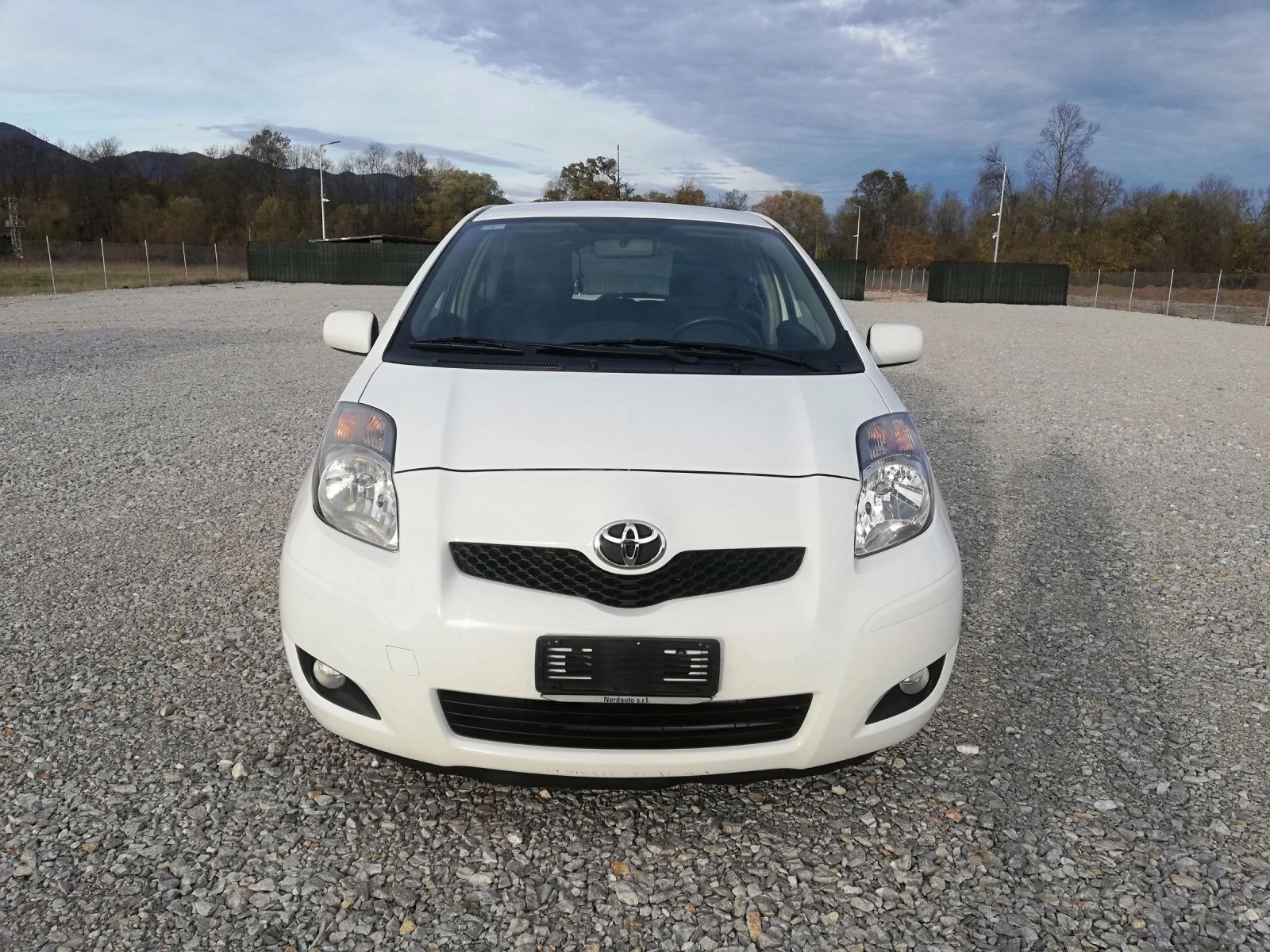 Toyota Yaris 1.3i kli italia - изображение 2