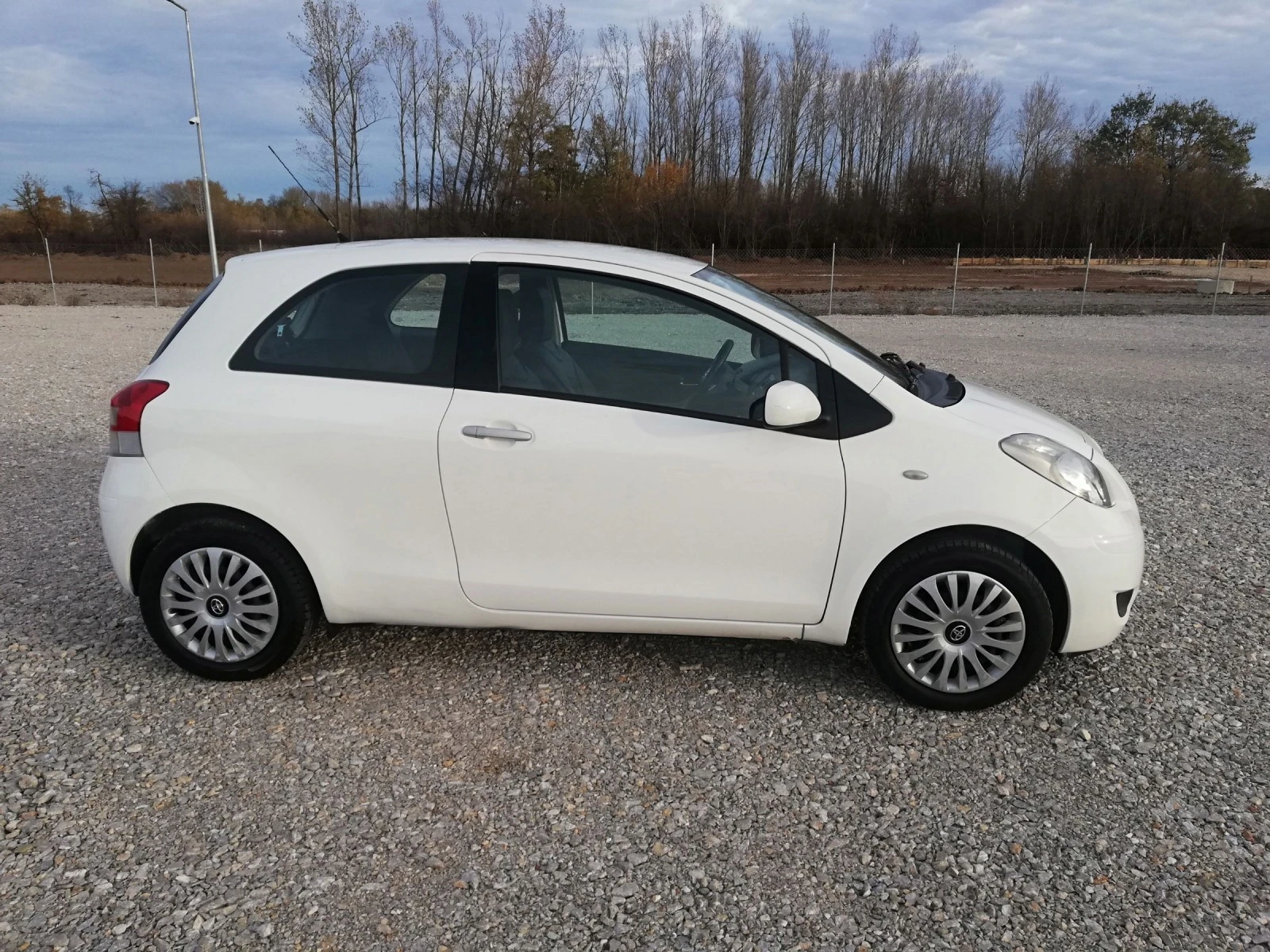 Toyota Yaris 1.3i kli italia - изображение 7