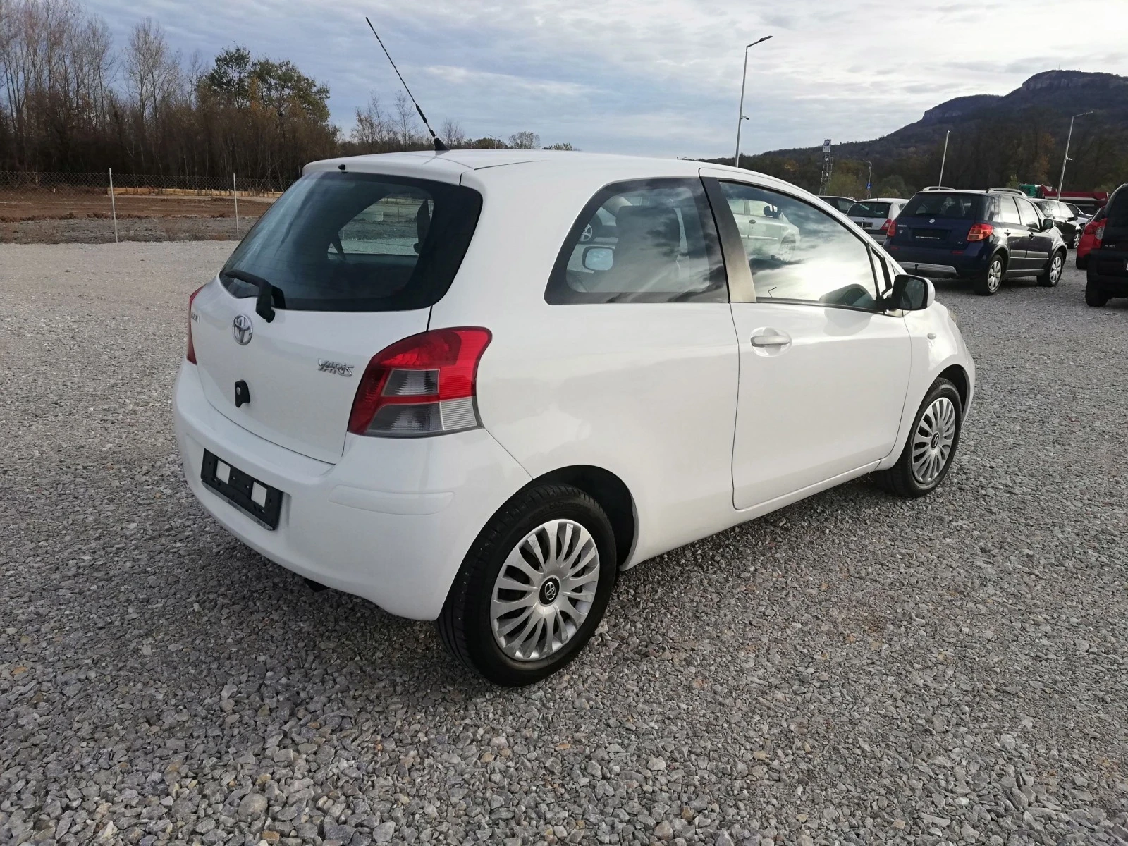 Toyota Yaris 1.3i kli italia - изображение 6