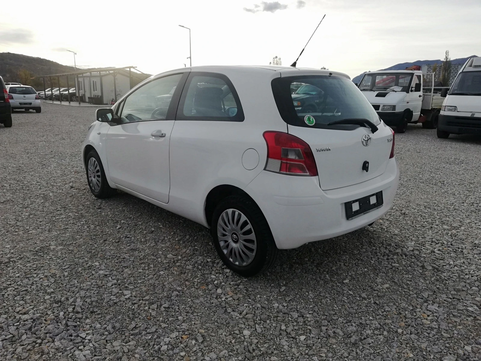 Toyota Yaris 1.3i kli italia - изображение 4