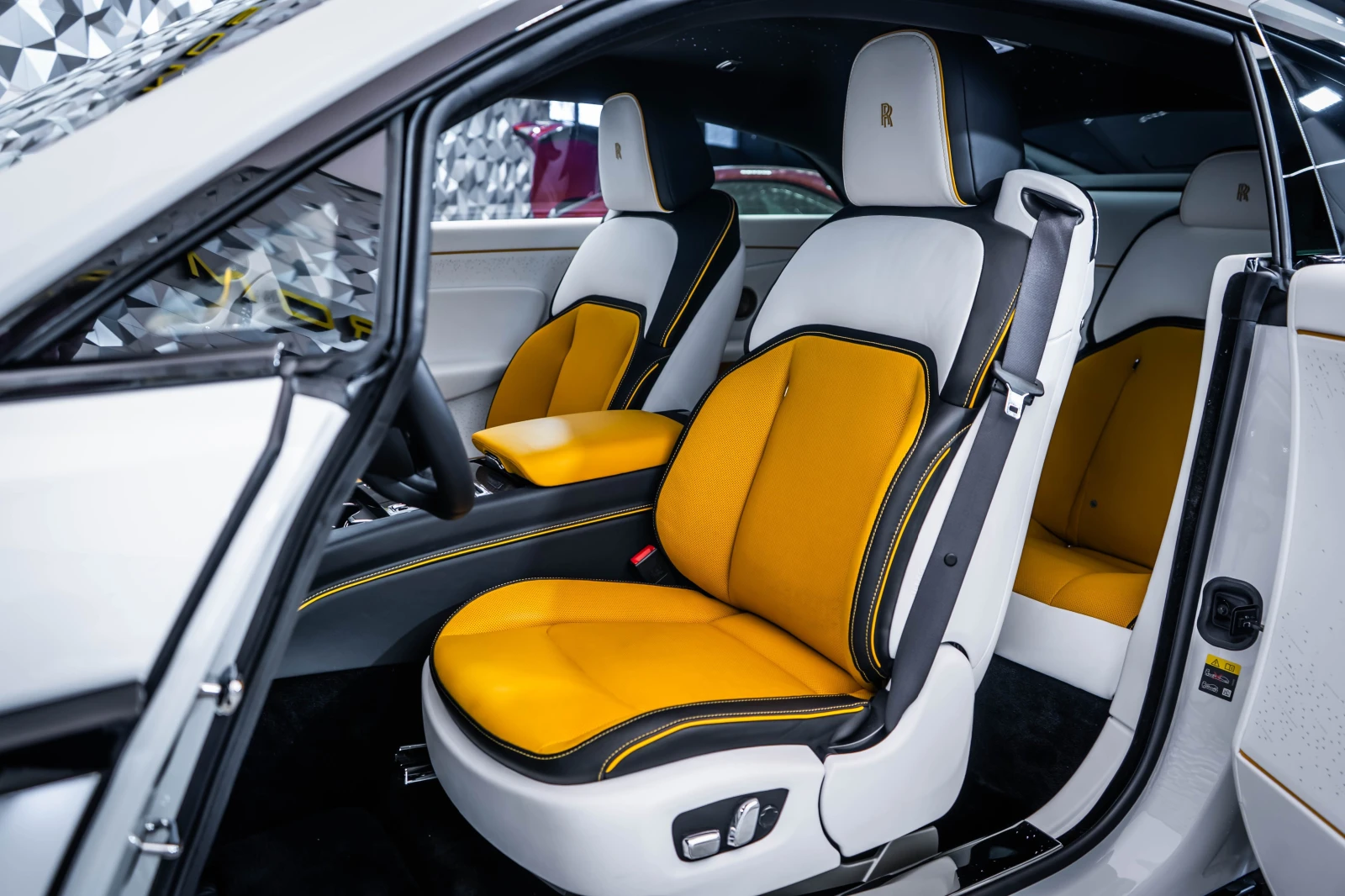 Rolls-Royce Spectre Black Badge, снимка 13 - Автомобили и джипове - 54452202