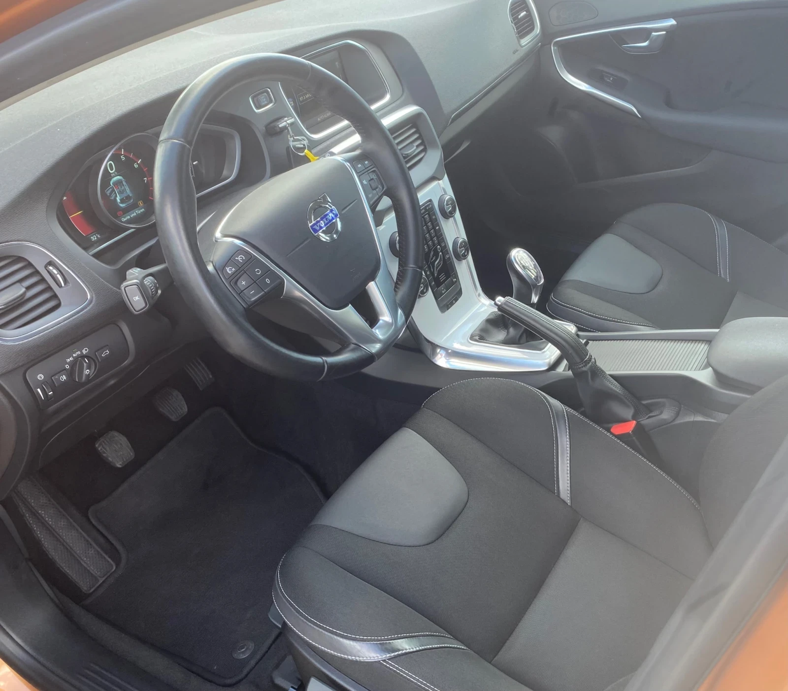 Volvo V40 Изключително запазен автомобил !!!, снимка 9 - Автомобили и джипове - 54627305