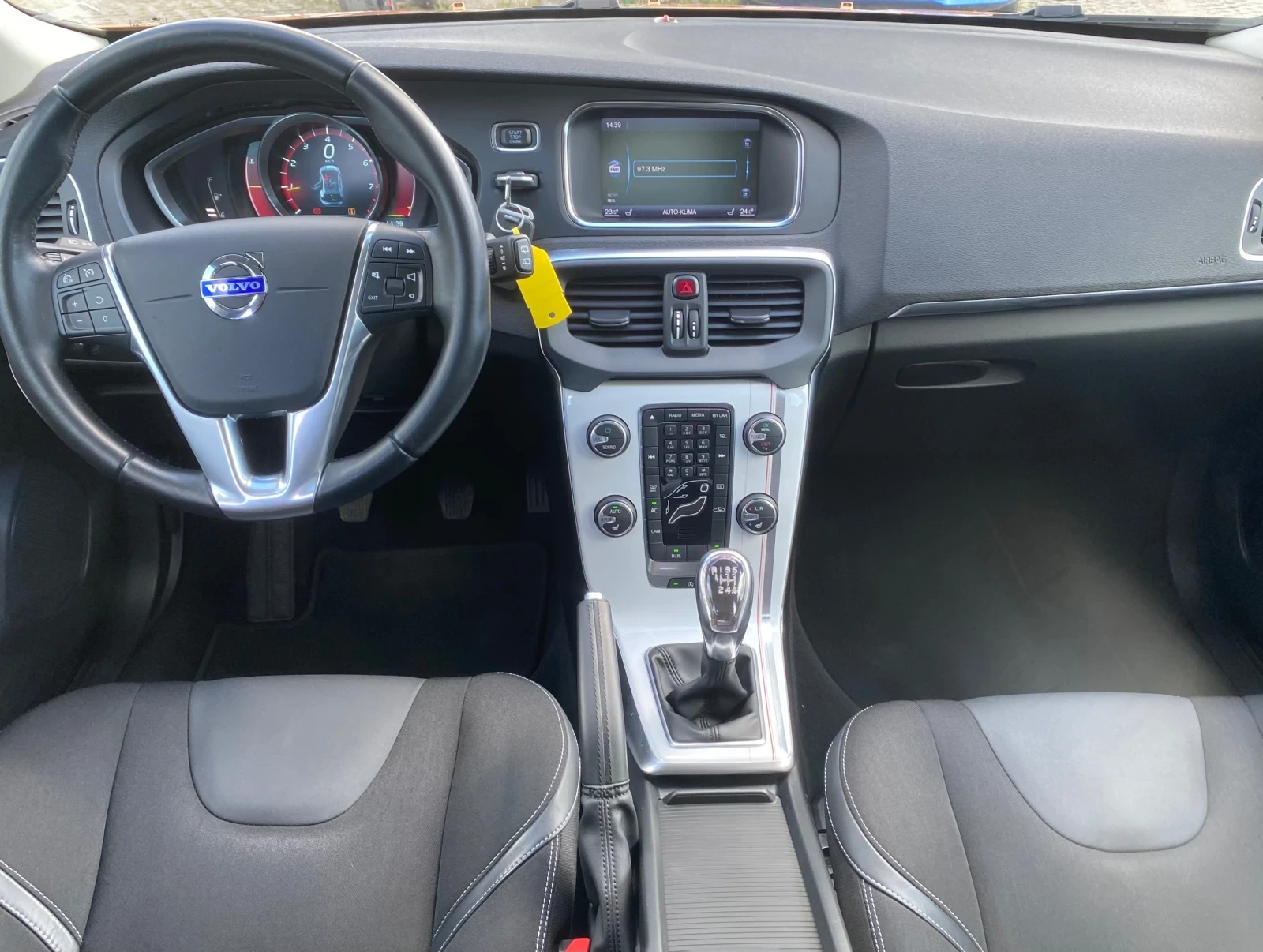Volvo V40 Изключително запазен автомобил !!!, снимка 8 - Автомобили и джипове - 54627305