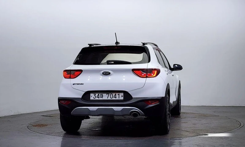 Kia Stonic Diesel 1.6 Prestige * НАЙ-ДОБРА ЦЕНА В БЪЛГАРИЯ* , снимка 4 - Автомобили и джипове - 52112579