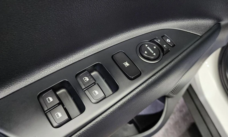 Kia Stonic Diesel 1.6 Prestige * НАЙ-ДОБРА ЦЕНА В БЪЛГАРИЯ* , снимка 13 - Автомобили и джипове - 52112579